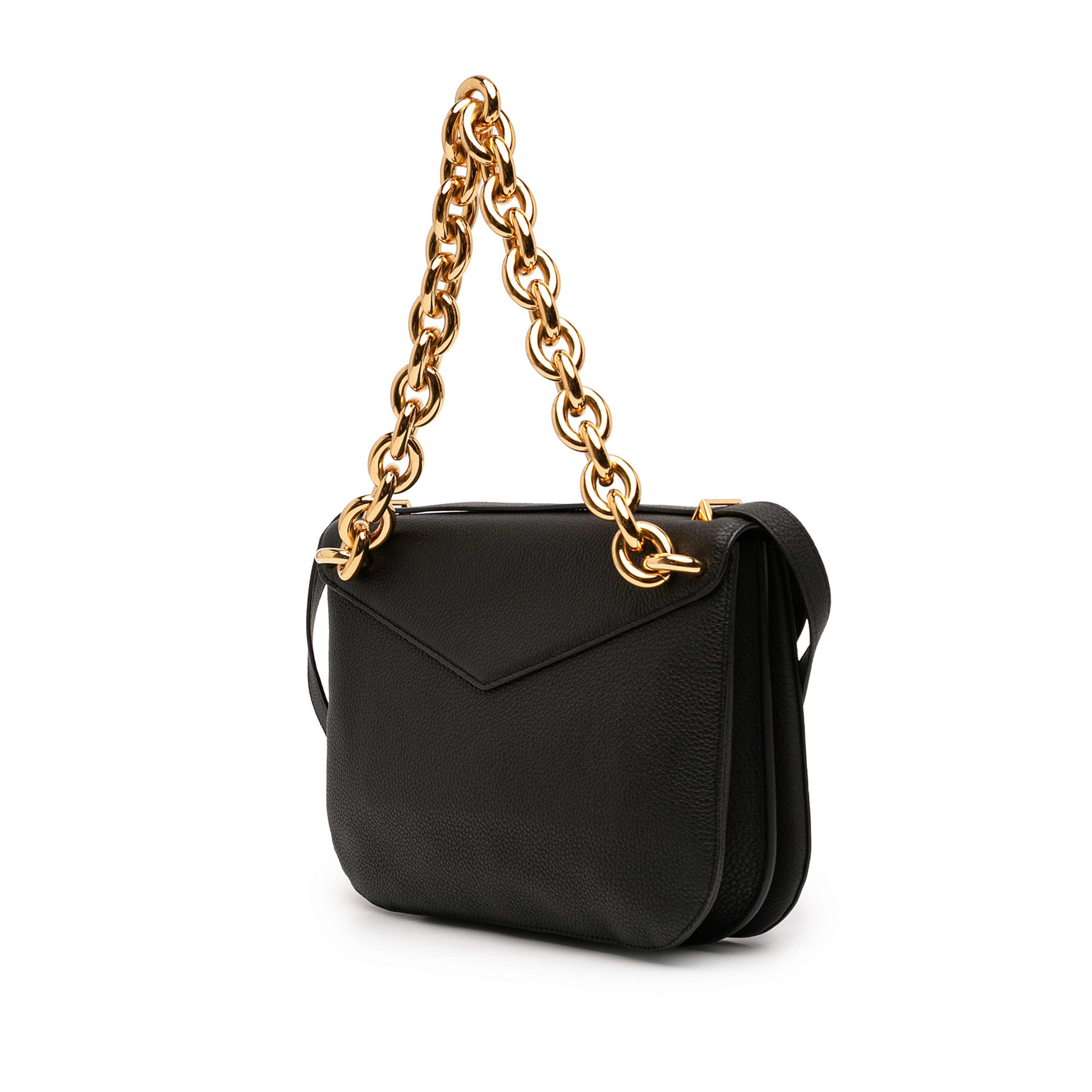 Bottega Veneta Medium Leather Mount Envelope Chain Bag, från Luxclusif, i färgen black. Klicka för att öppna bilden i stort format