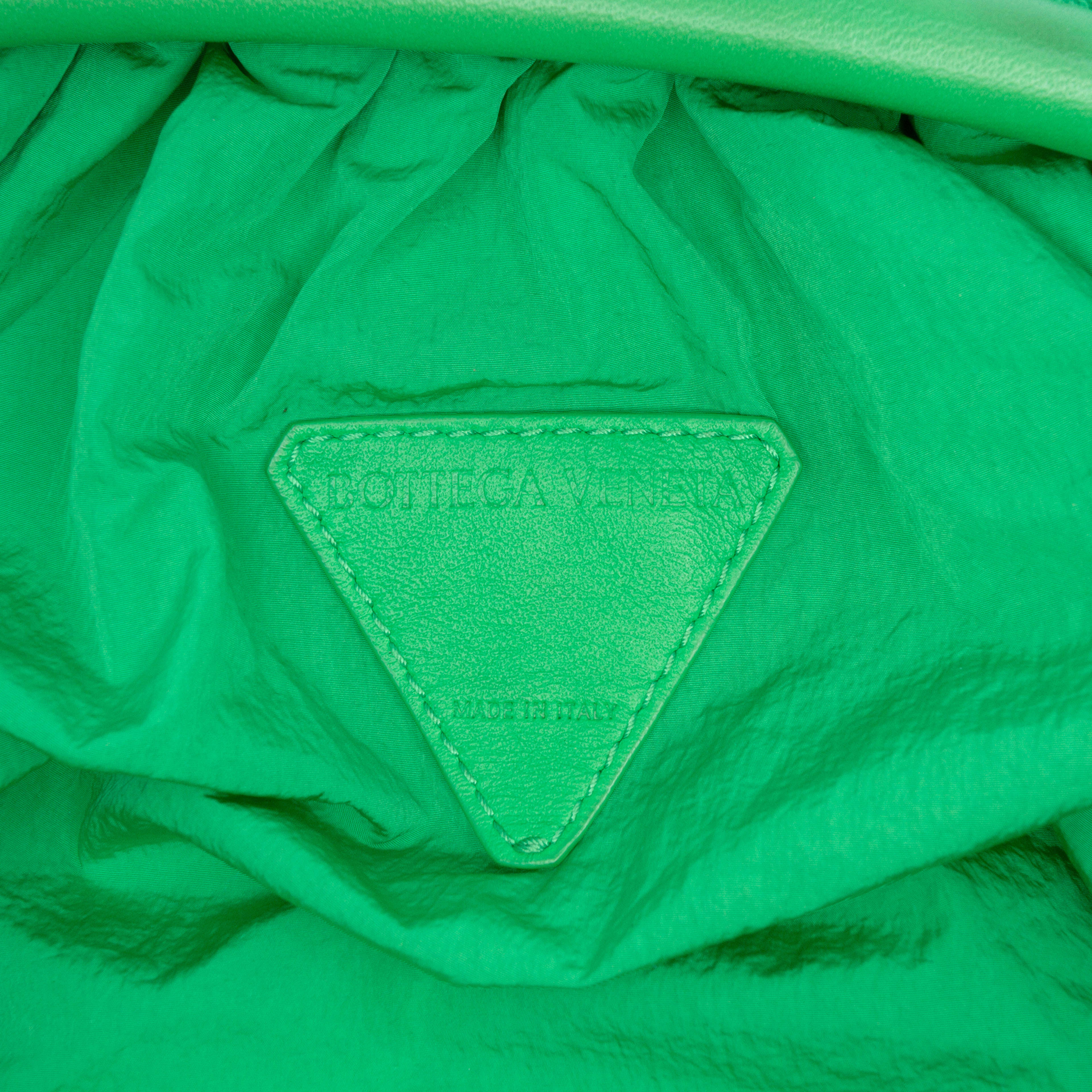 Bottega Veneta Terry Cloth The Pouch, från Luxclusif, i färgen green. Klicka för att öppna bilden i stort format