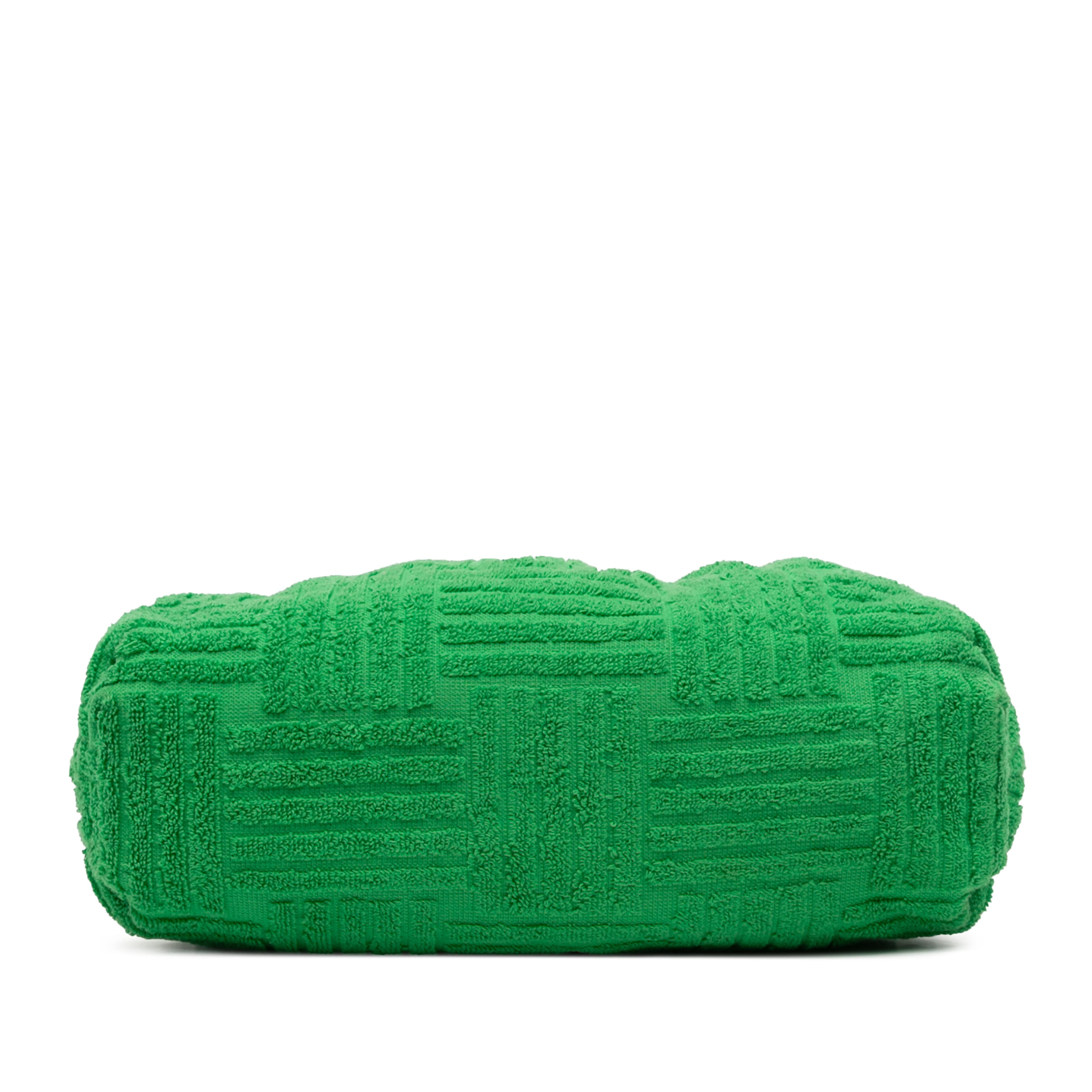 Bottega Veneta Terry Cloth The Pouch, från Luxclusif, i färgen green. Klicka för att öppna bilden i stort format