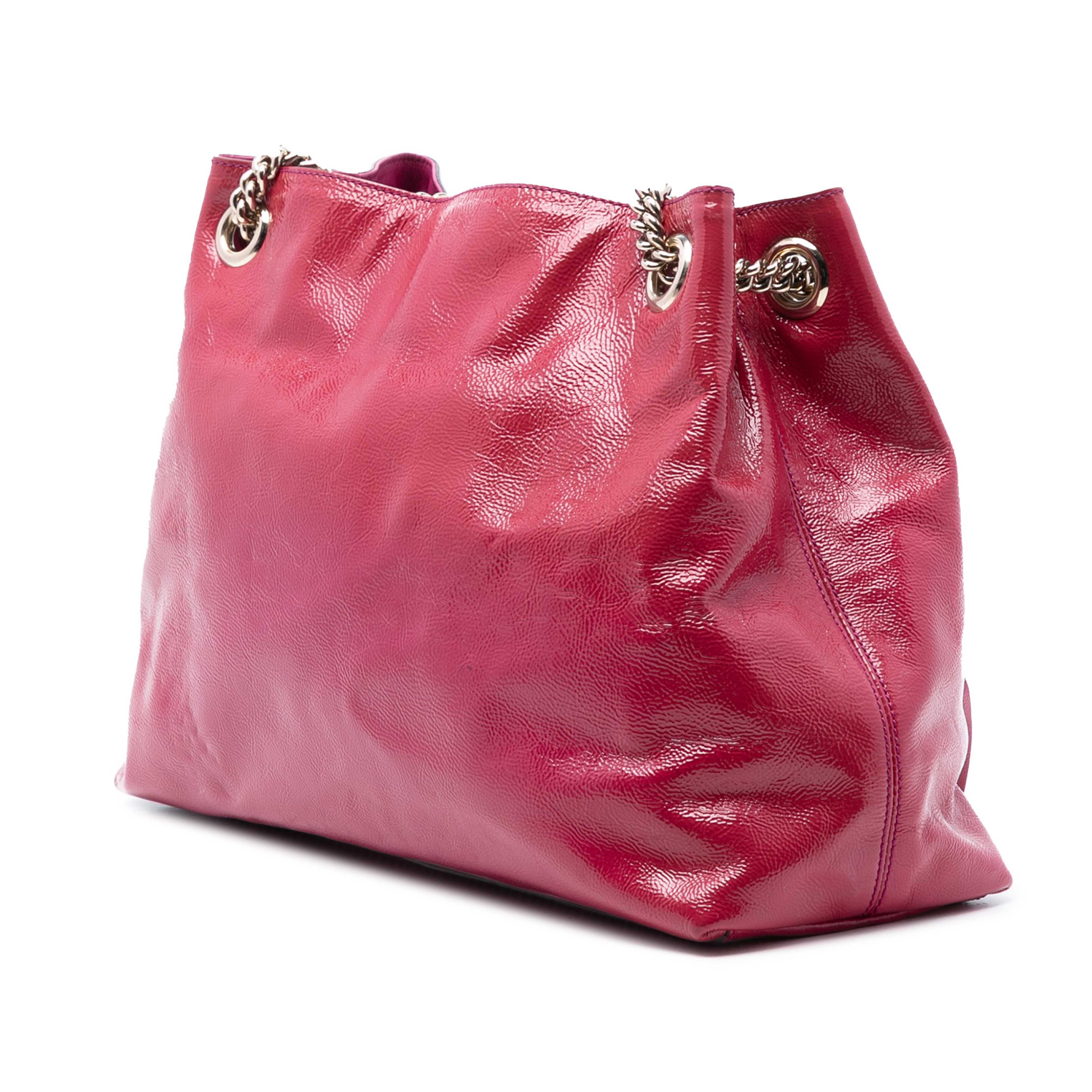 Gucci Medium Patent Soho Chain Tote, från Luxclusif, i färgen dark pink. Klicka för att öppna bilden i stort format