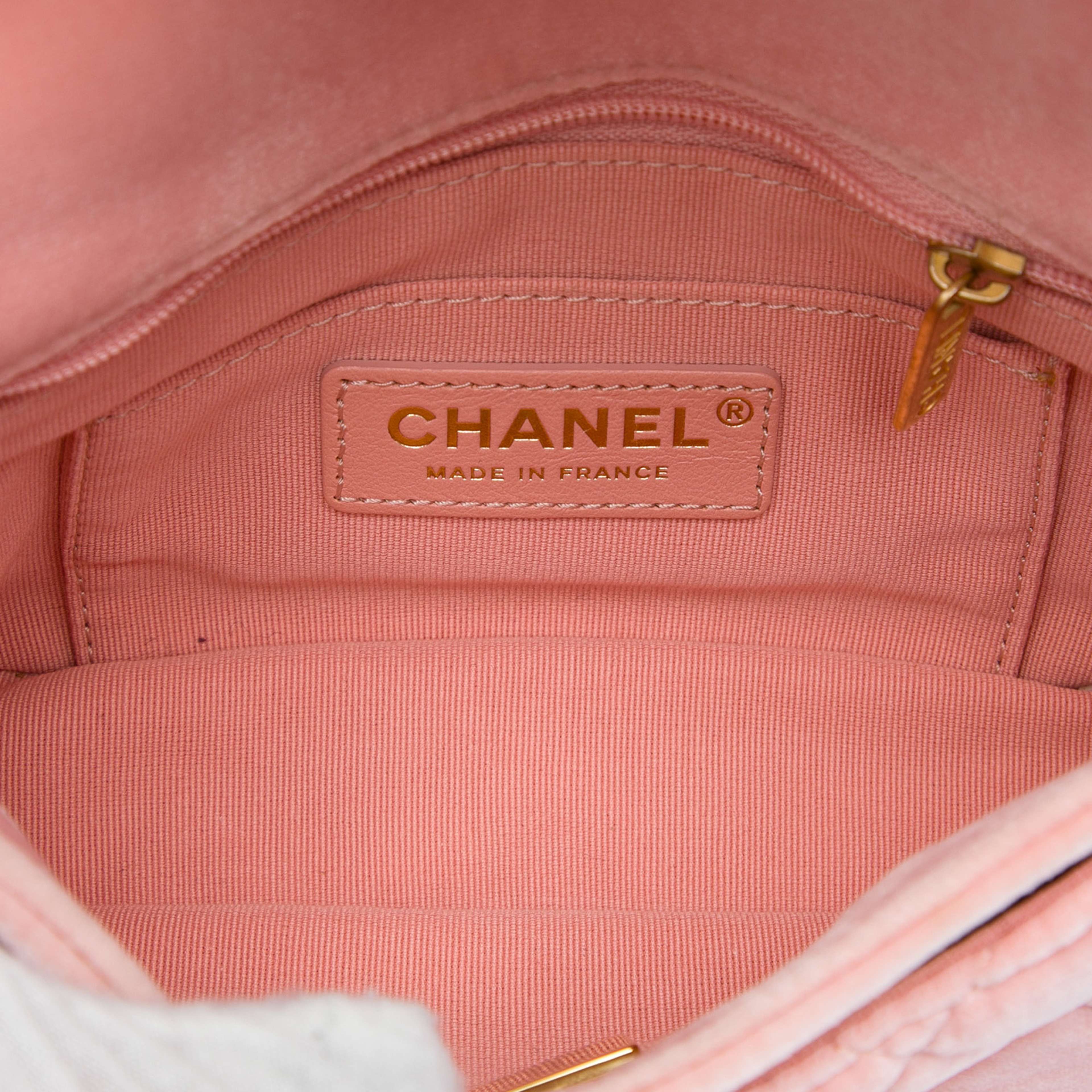 Chanel Mini Quilted Velvet Double Frame Flap, från Luxclusif, i färgen rosa. Klicka för att öppna bilden i stort format