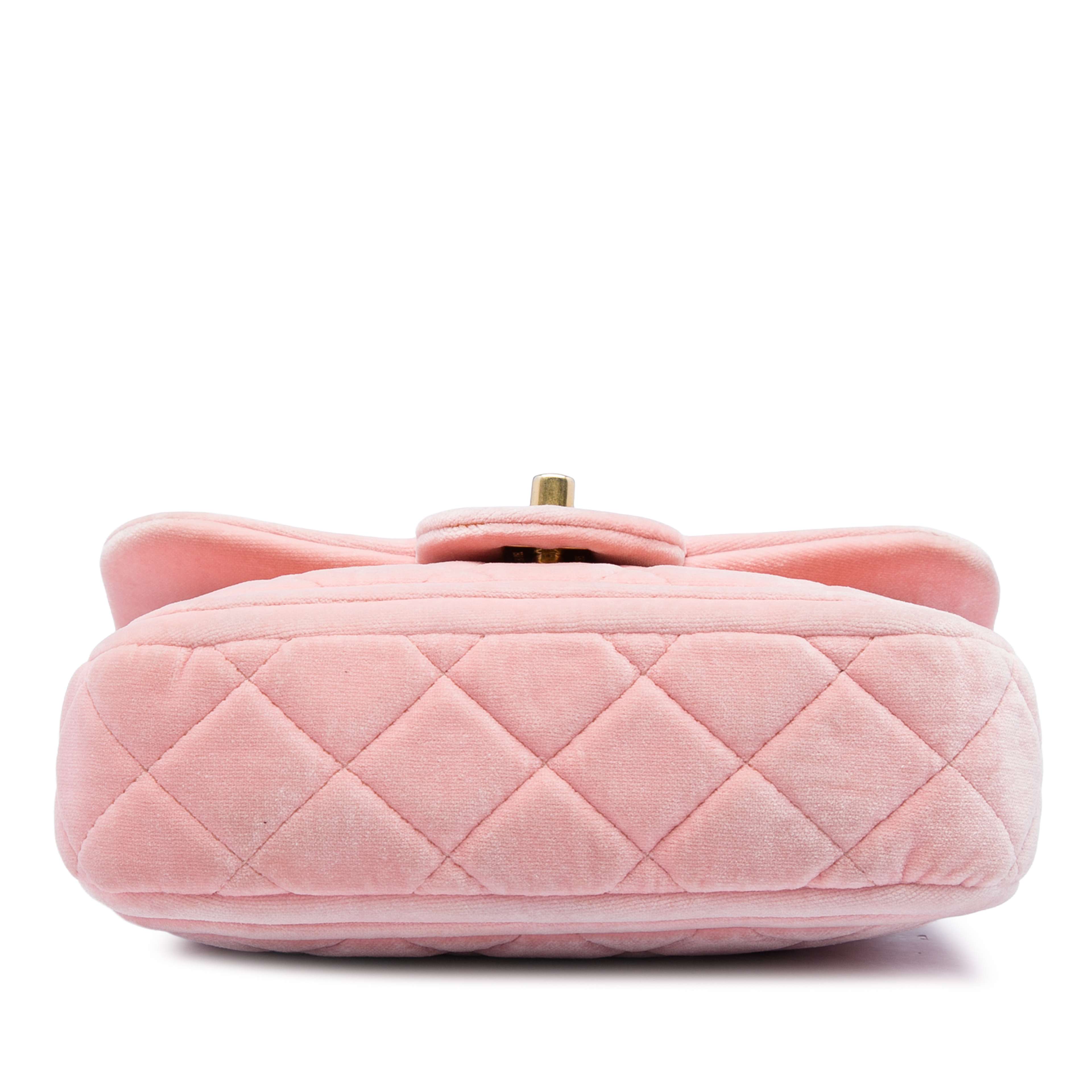 Chanel Mini Quilted Velvet Double Frame Flap, från Luxclusif, i färgen rosa. Klicka för att öppna bilden i stort format