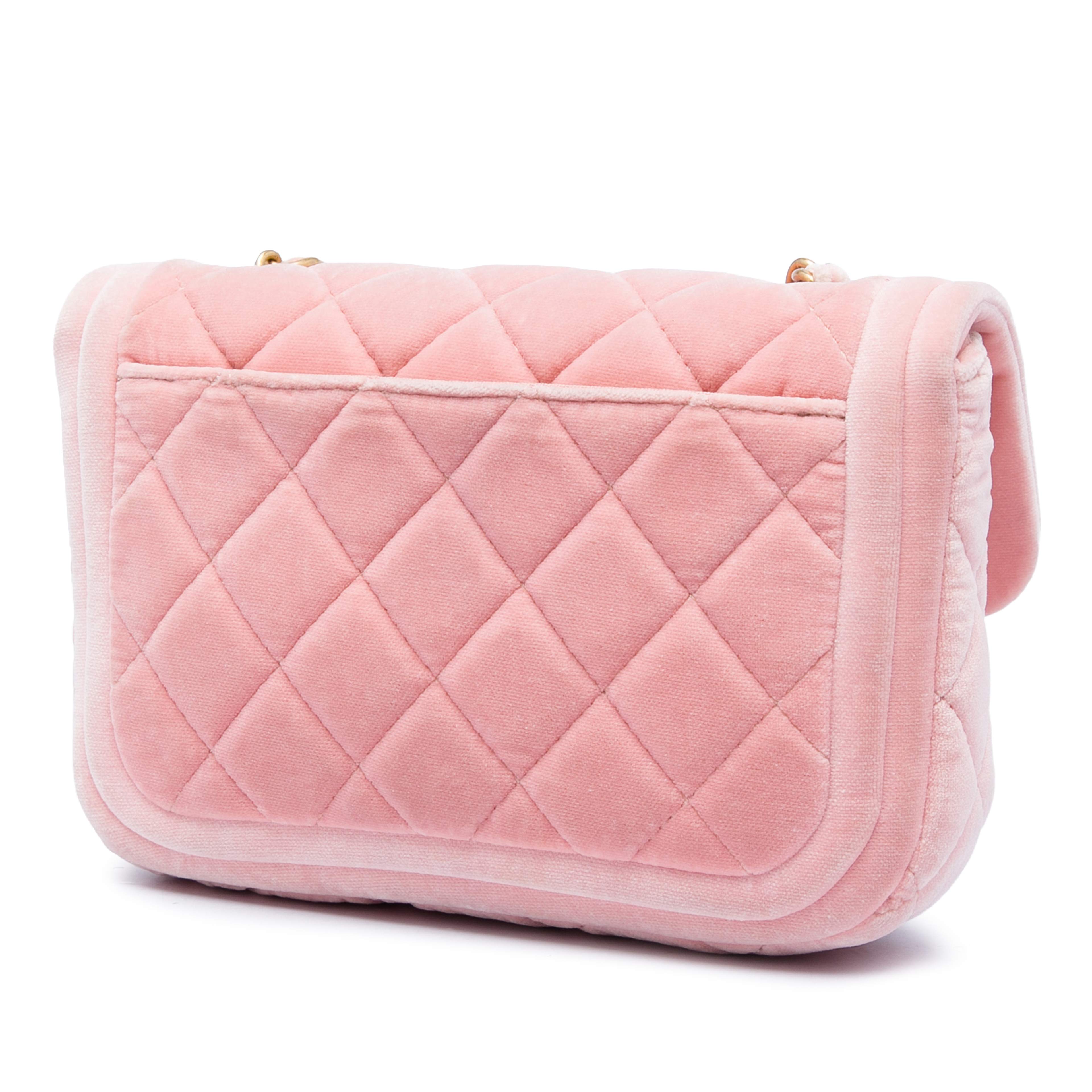 Chanel Mini Quilted Velvet Double Frame Flap, från Luxclusif, i färgen rosa. Klicka för att öppna bilden i stort format