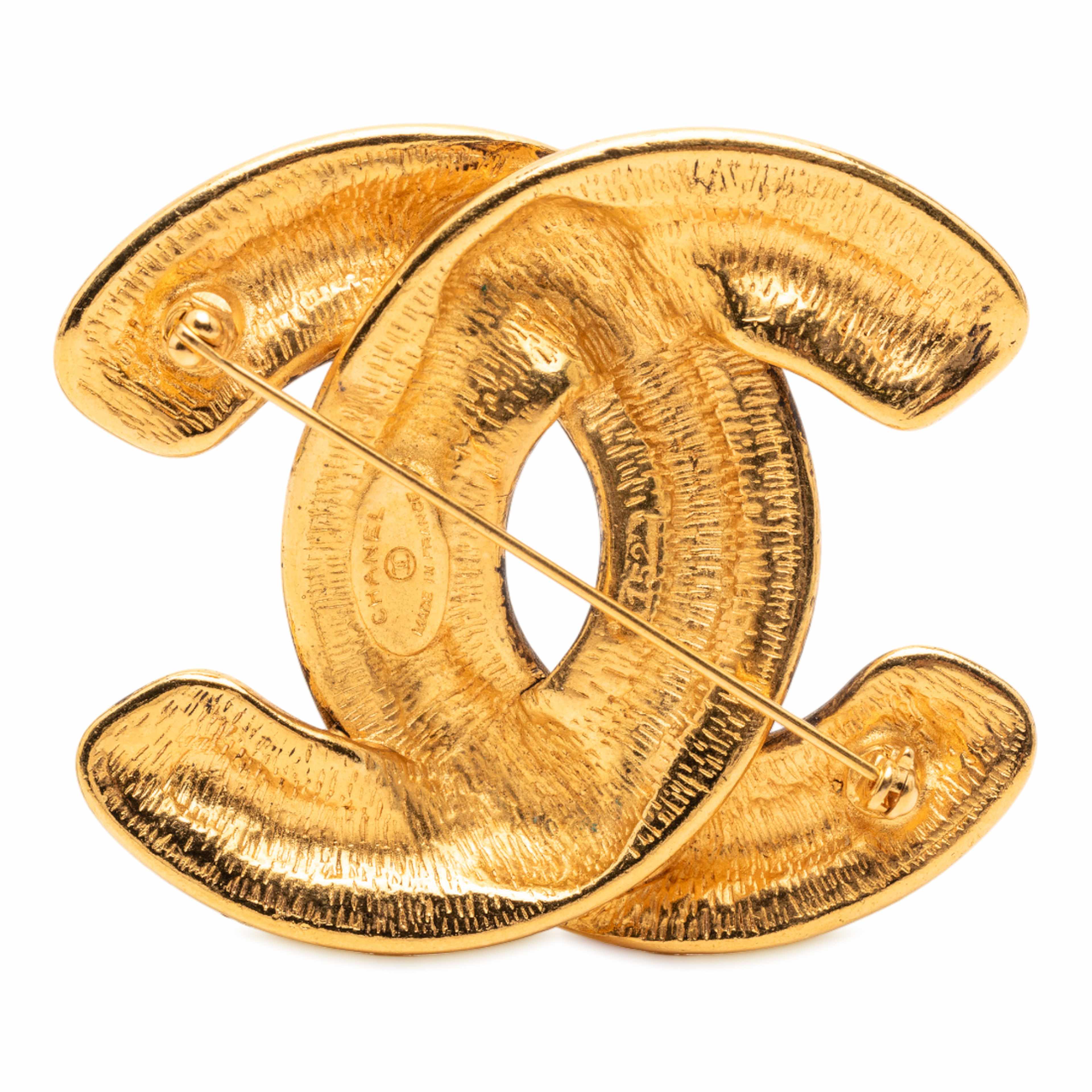 Chanel Gold Plated Cc Quilted Brooch, från Luxclusif, i färgen gold. Klicka för att öppna bilden i stort format