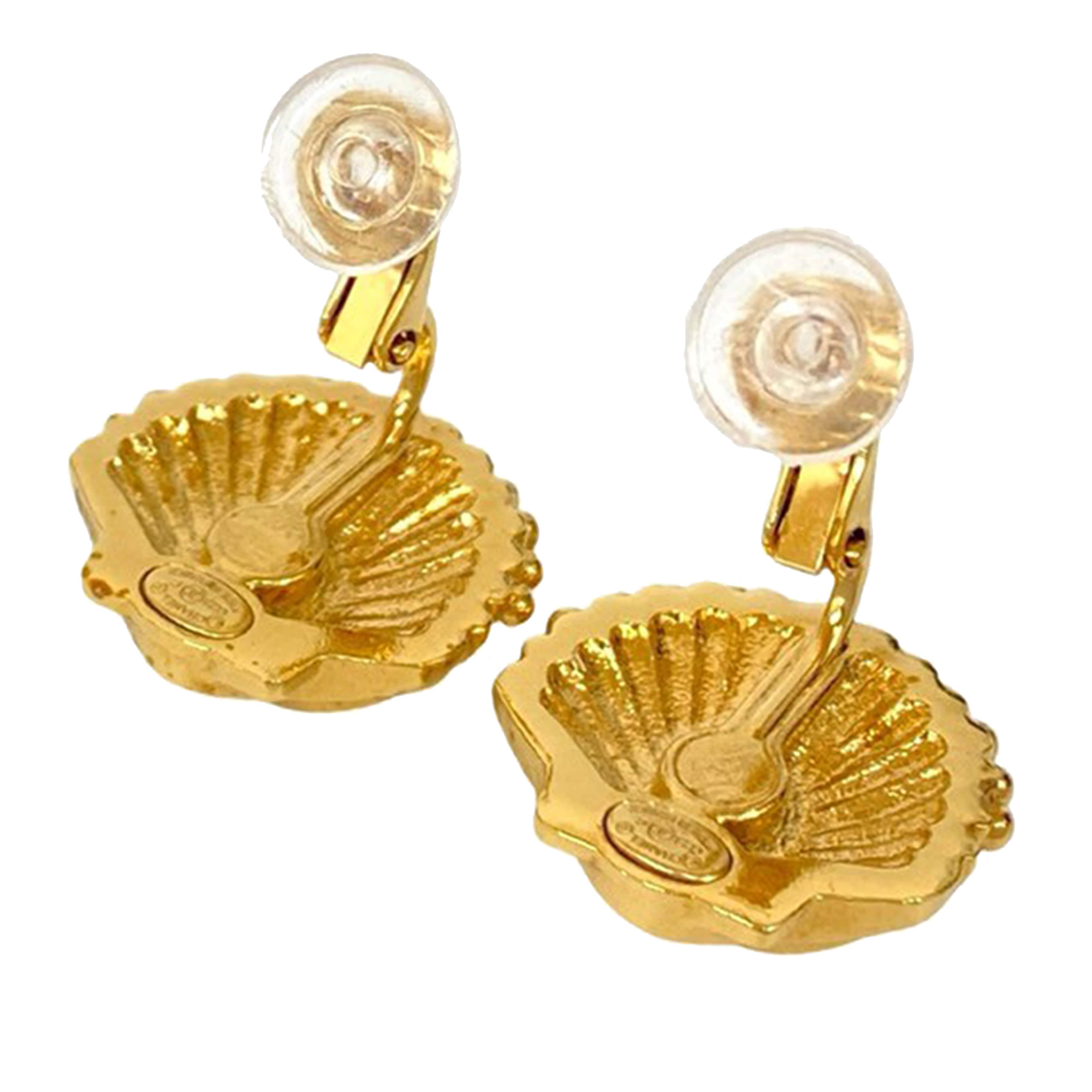 Chanel Cc Gold Plated Rhinestone Shell Clip On Earrings, från Luxclusif, i färgen gold. Klicka för att öppna bilden i stort format