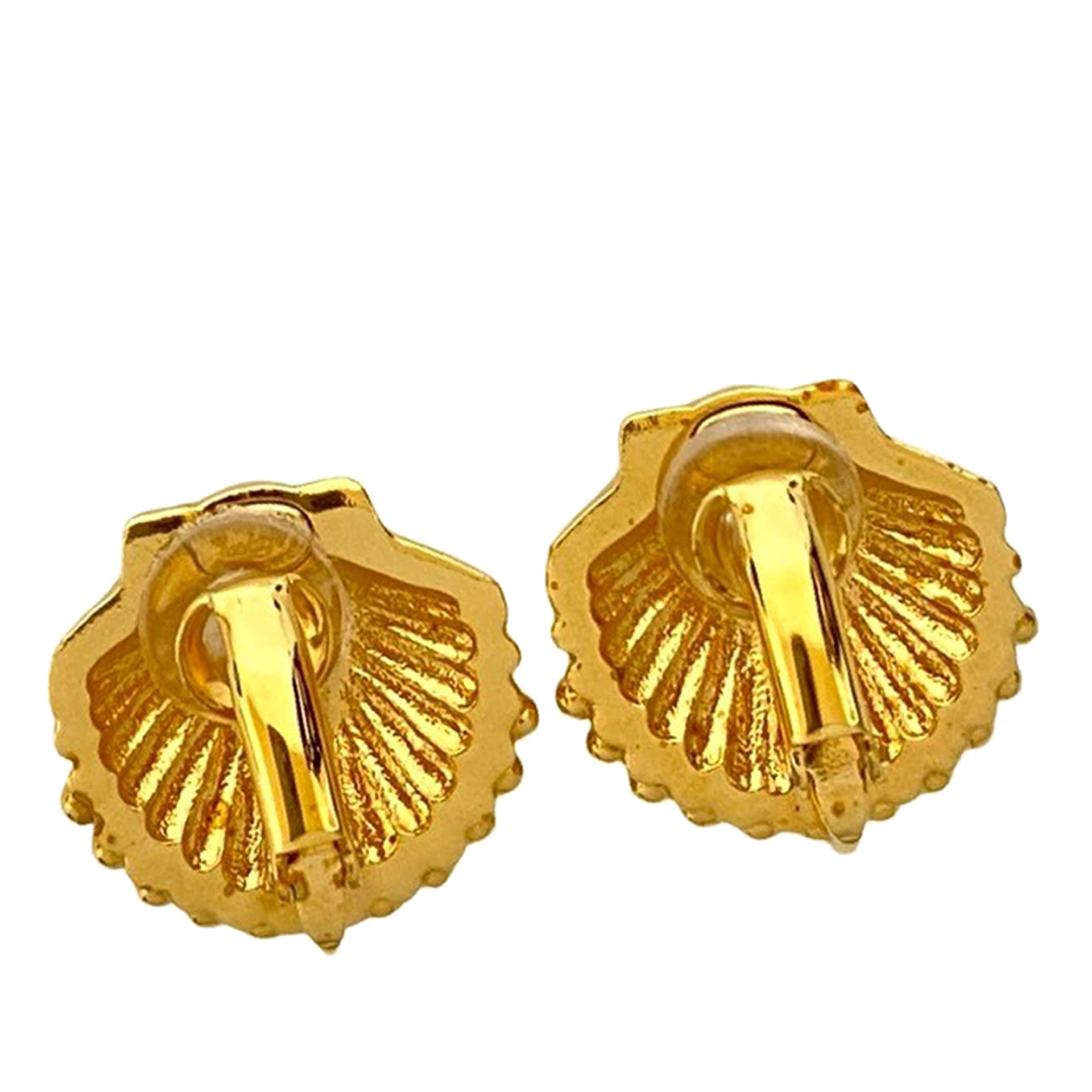 Chanel Cc Gold Plated Rhinestone Shell Clip On Earrings, från Luxclusif, i färgen gold. Klicka för att öppna bilden i stort format