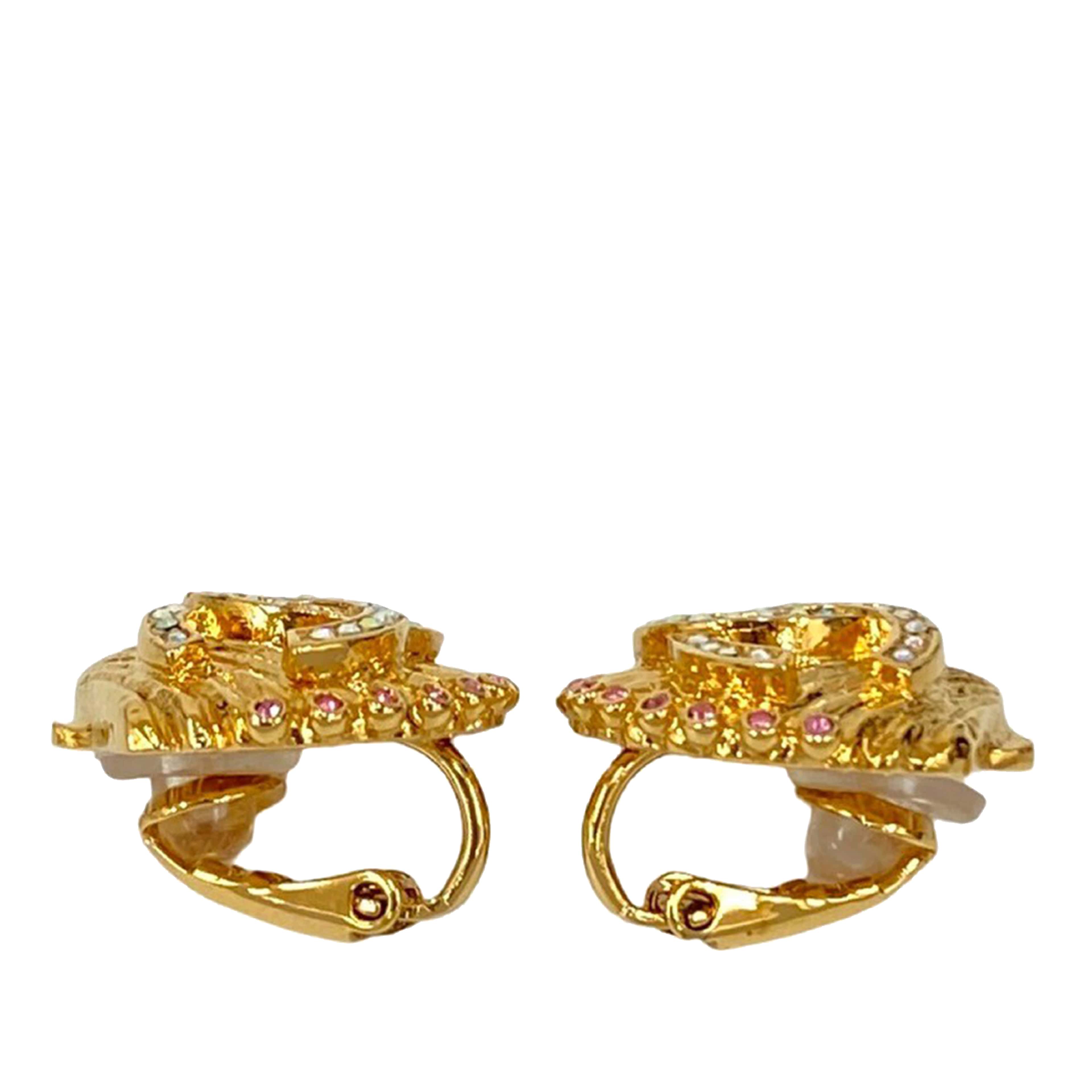 Chanel Cc Gold Plated Rhinestone Shell Clip On Earrings, från Luxclusif, i färgen gold. Klicka för att öppna bilden i stort format