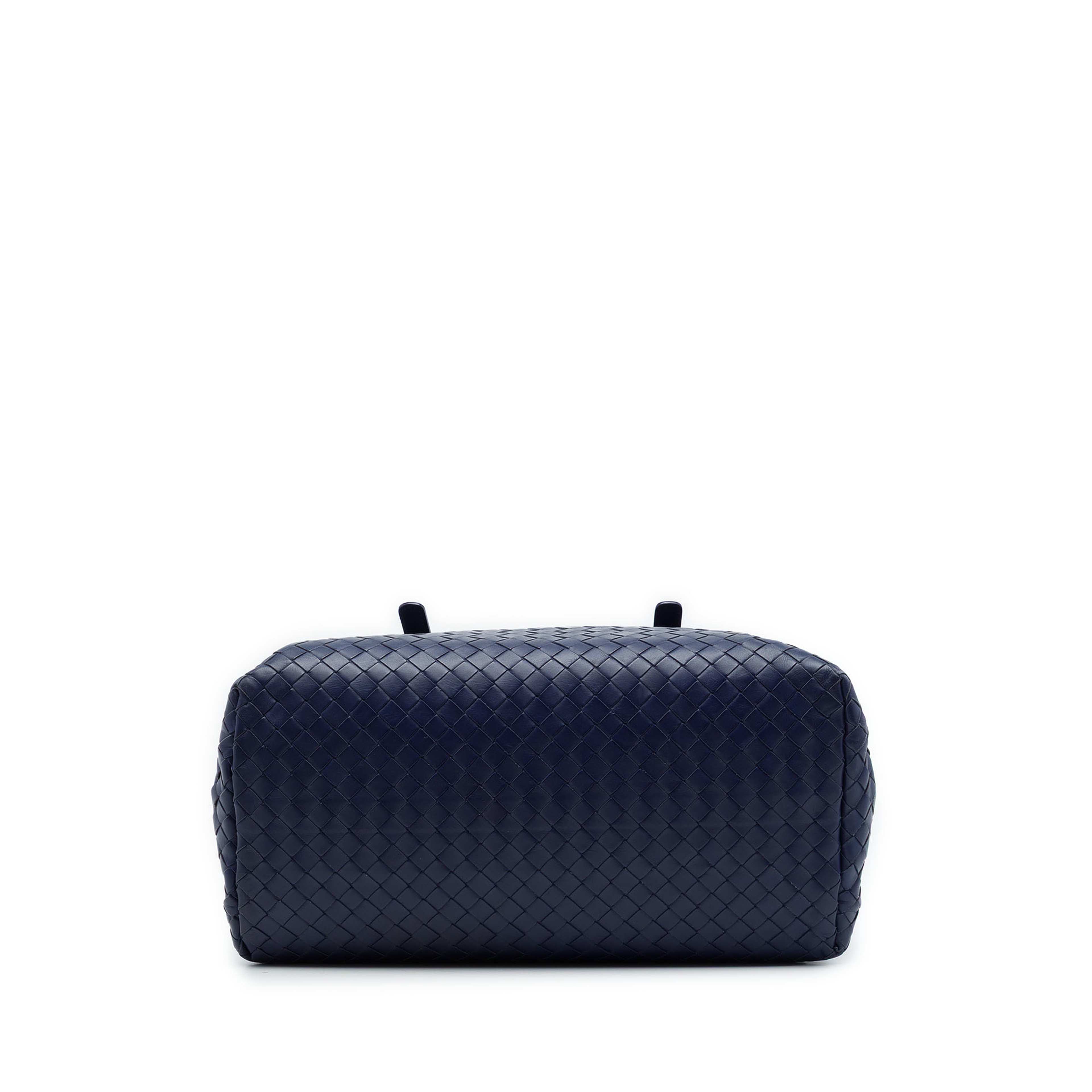 Bottega Veneta Small Nappa Intrecciato Roma Satchel, från Luxclusif, i färgen blå. Klicka för att öppna bilden i stort format