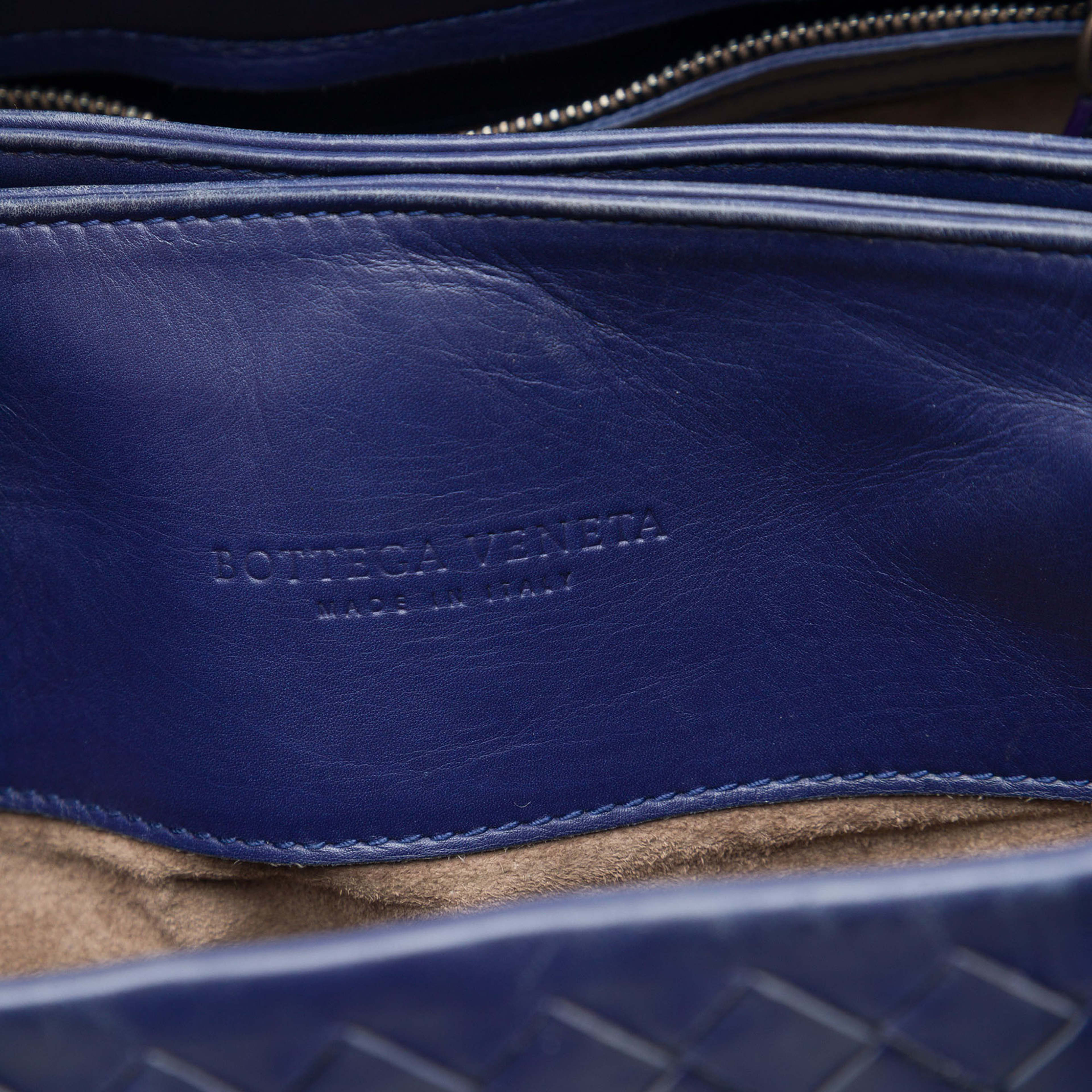 Bottega Veneta Small Nappa Intrecciato Roma Satchel, från Luxclusif, i färgen blå. Klicka för att öppna bilden i stort format