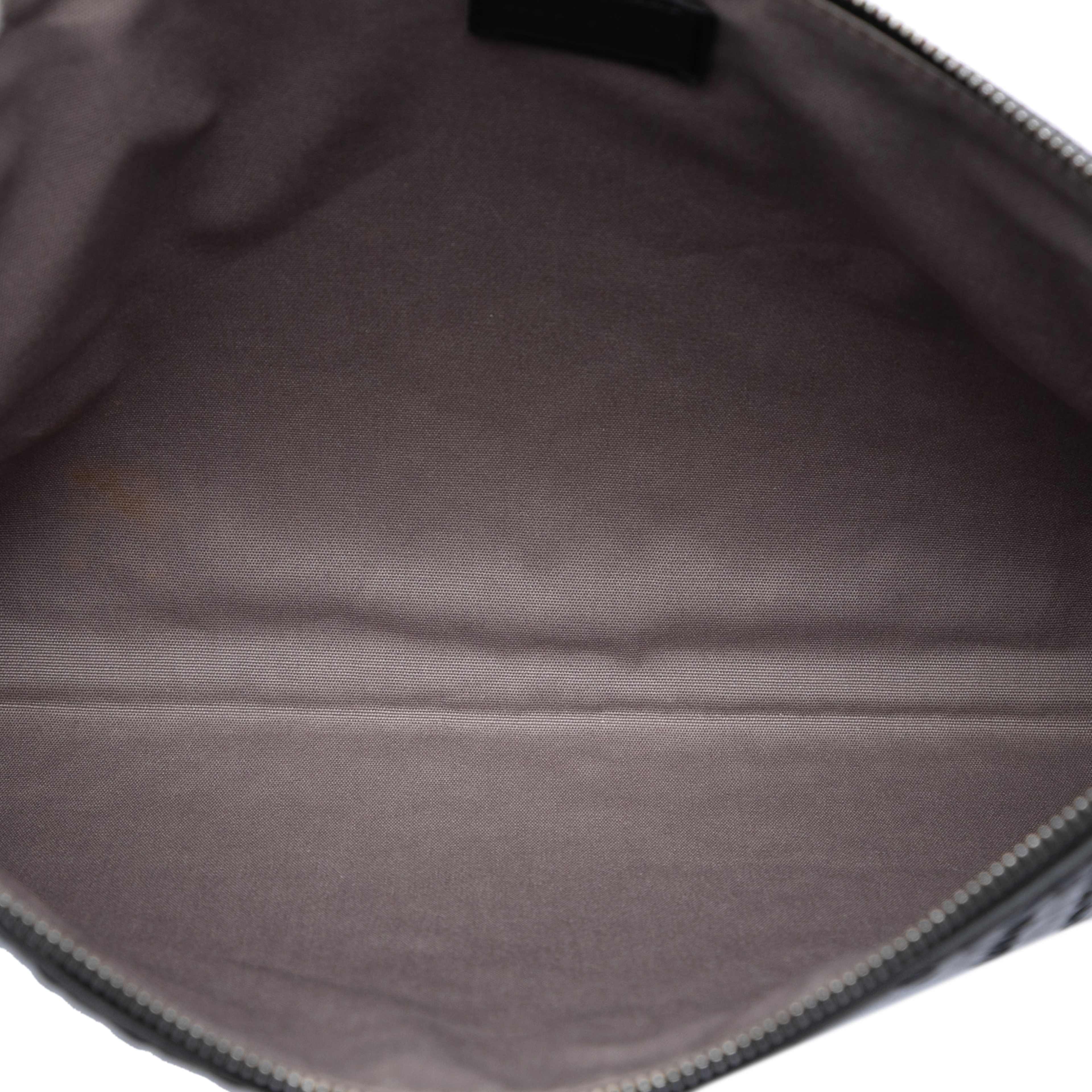 Bottega Veneta Nappa Intrecciato Clutch, från Luxclusif, i färgen black. Klicka för att öppna bilden i stort format