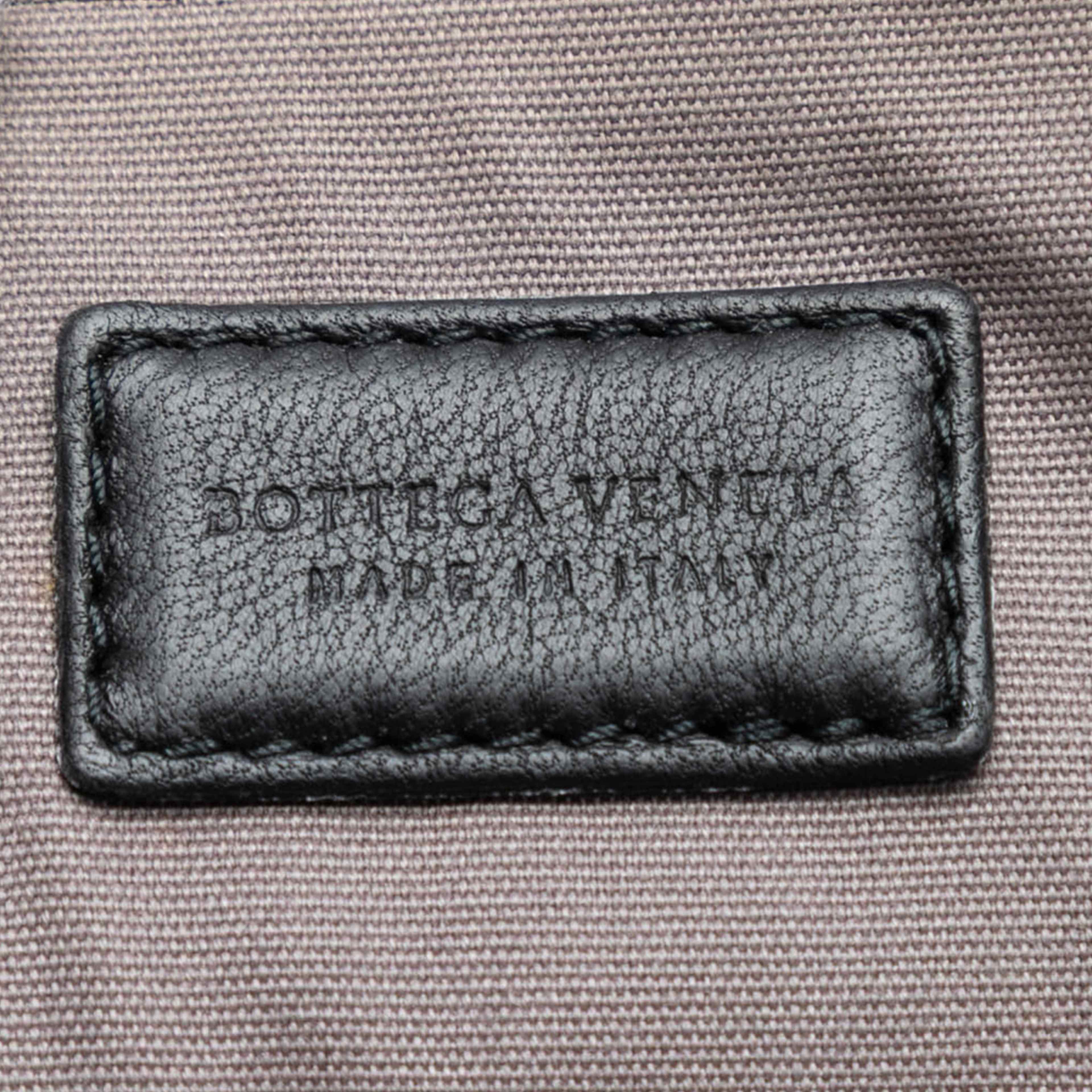 Bottega Veneta Nappa Intrecciato Clutch, från Luxclusif, i färgen black. Klicka för att öppna bilden i stort format