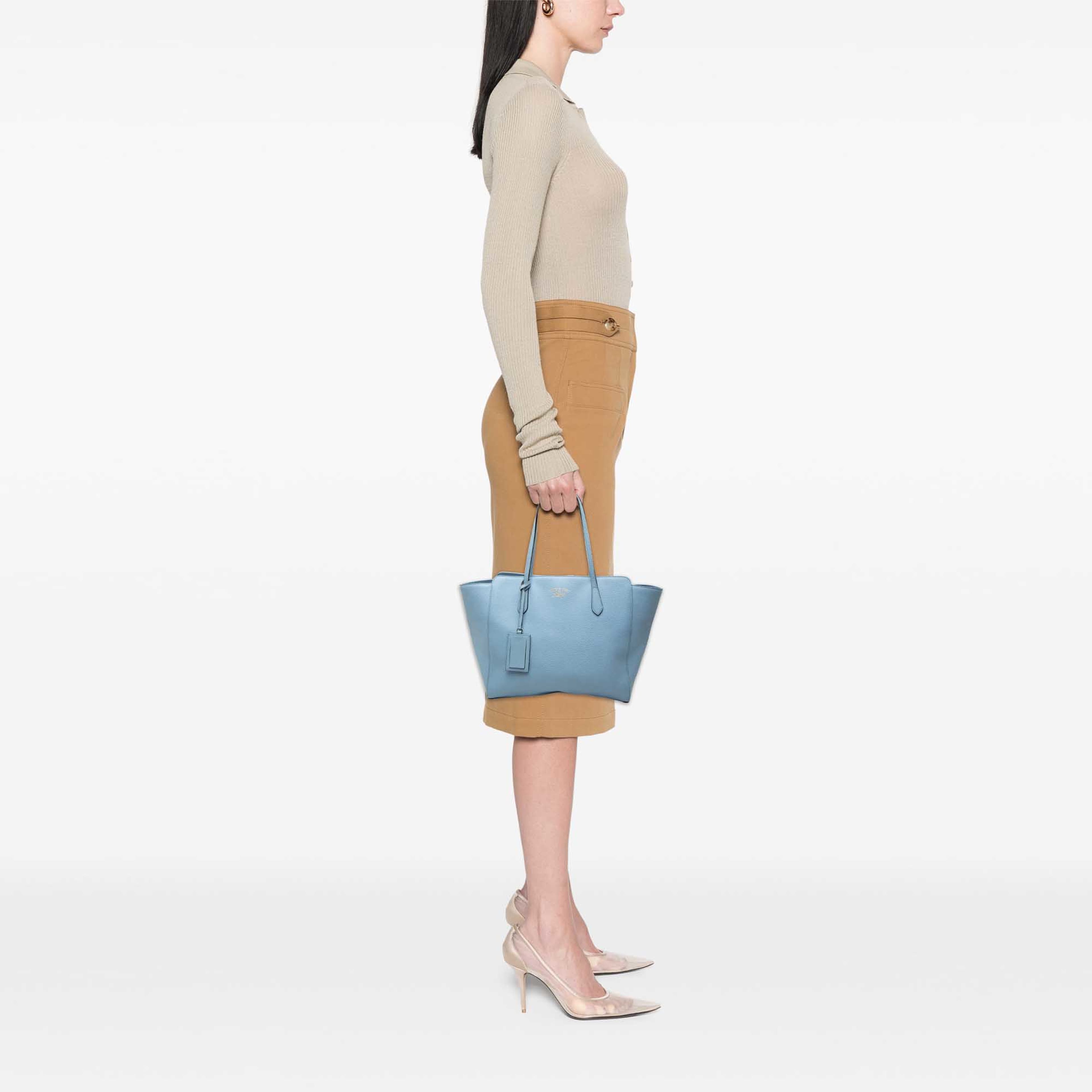 Gucci Medium Calfskin Swing Tote, från Luxclusif, i färgen blå. Klicka för att öppna bilden i stort format