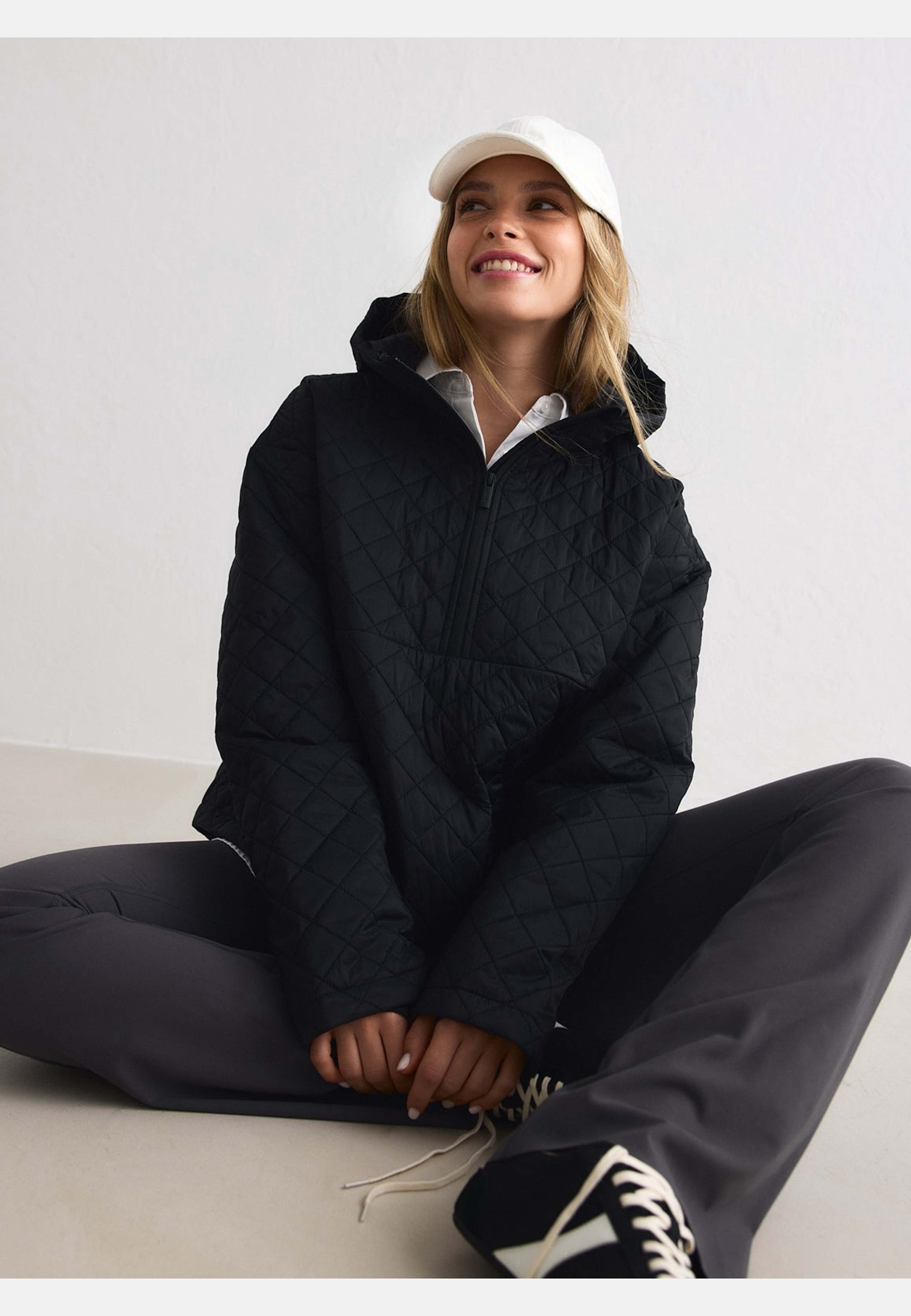 Cropped Quilted Anorak, från aim'n, i färgen black. Klicka för att öppna bilden i stort format