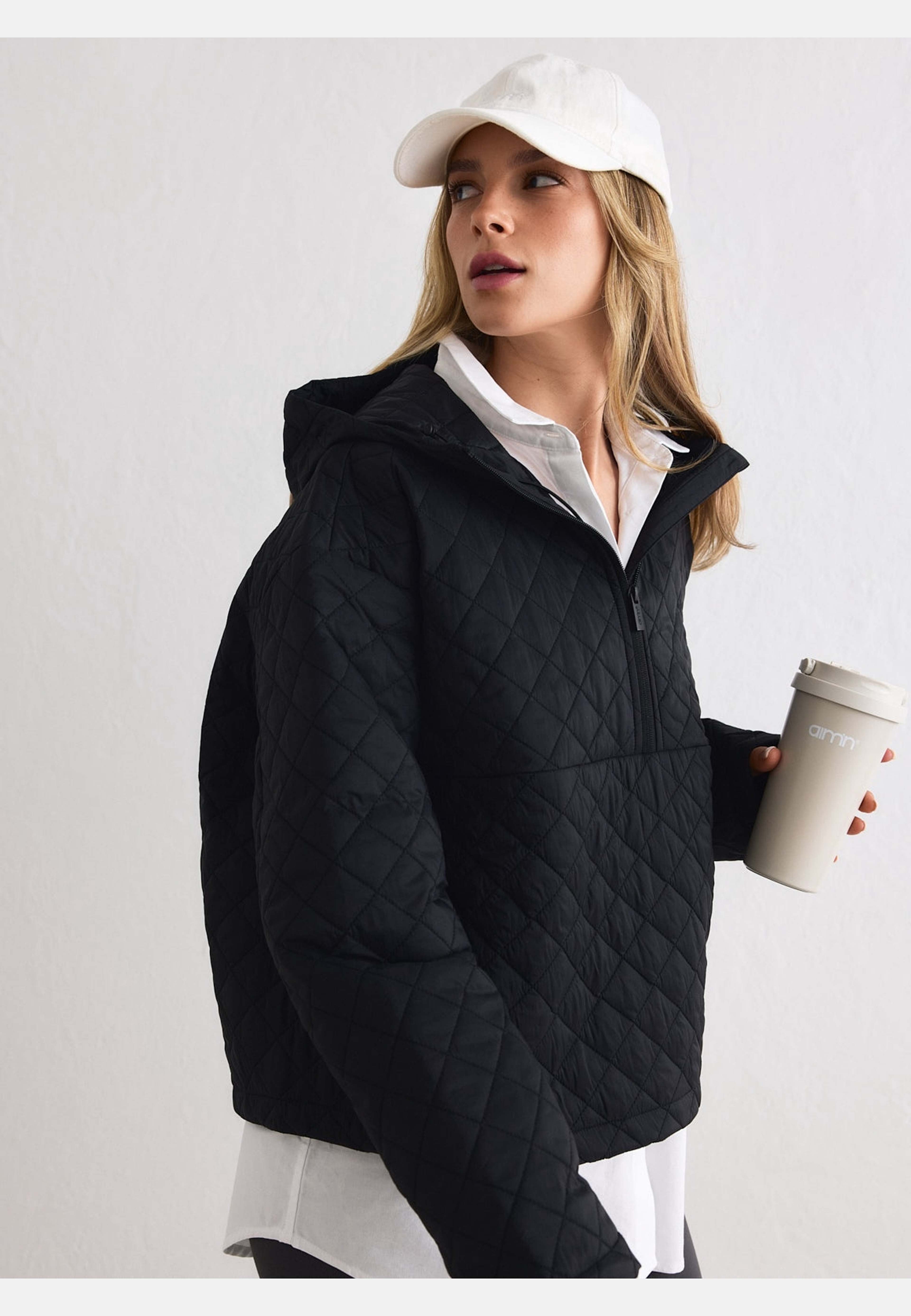 Cropped Quilted Anorak, från aim'n, i färgen black. Klicka för att öppna bilden i stort format