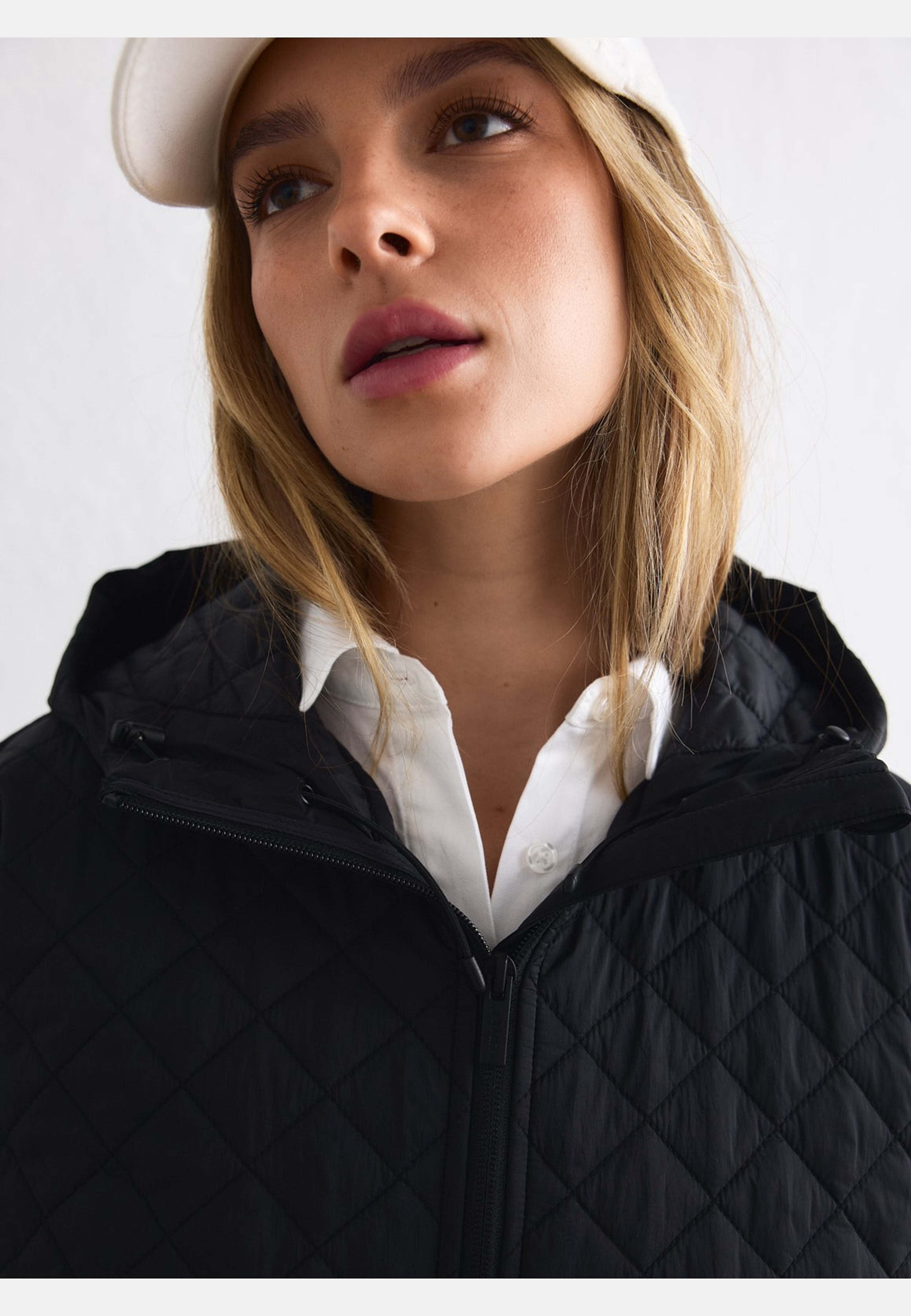 Cropped Quilted Anorak, från aim'n, i färgen black. Klicka för att öppna bilden i stort format