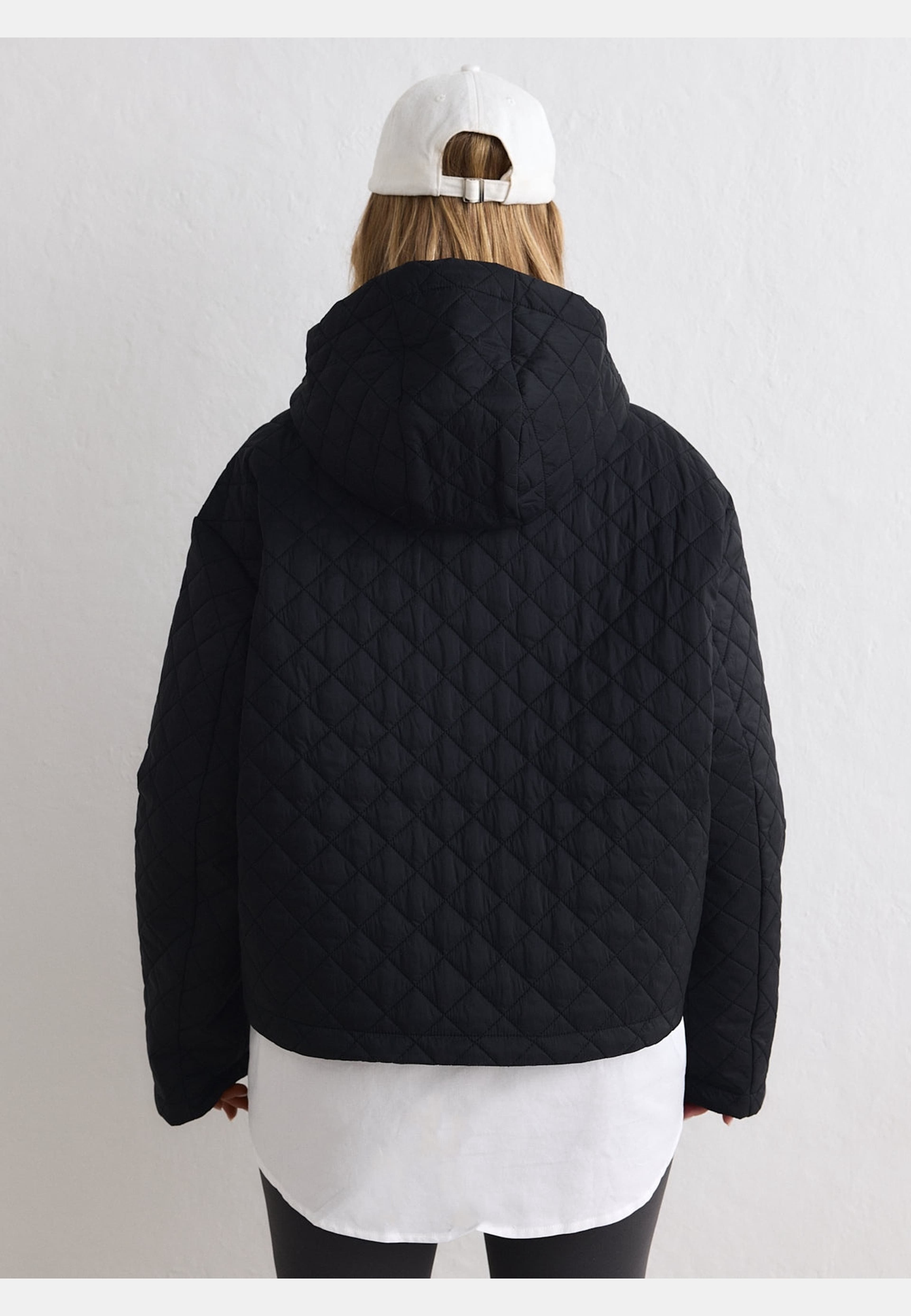Cropped Quilted Anorak, från aim'n, i färgen black. Klicka för att öppna bilden i stort format