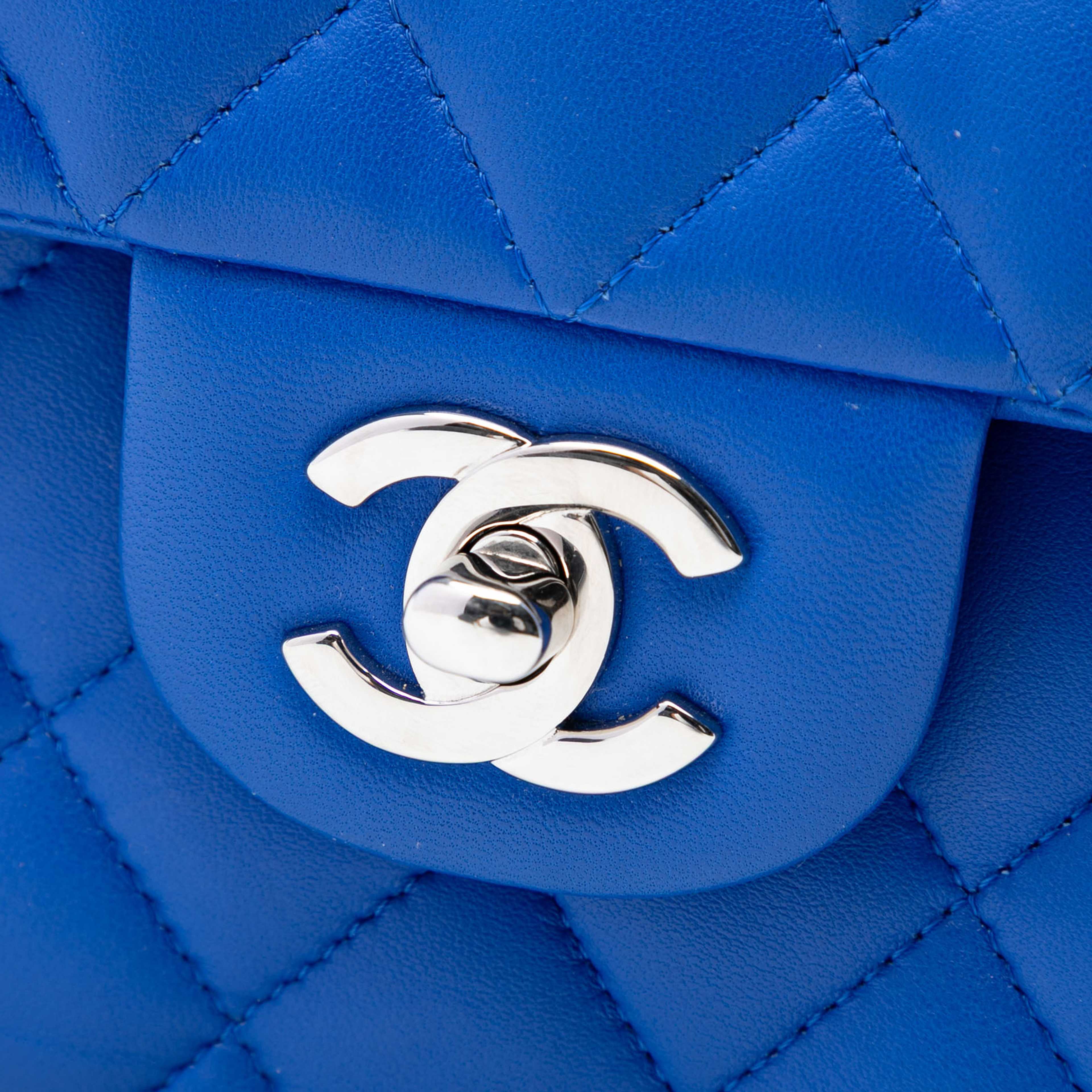 Chanel Small Classic Lambskin Double Flap, från Luxclusif, i färgen blue. Klicka för att öppna bilden i stort format
