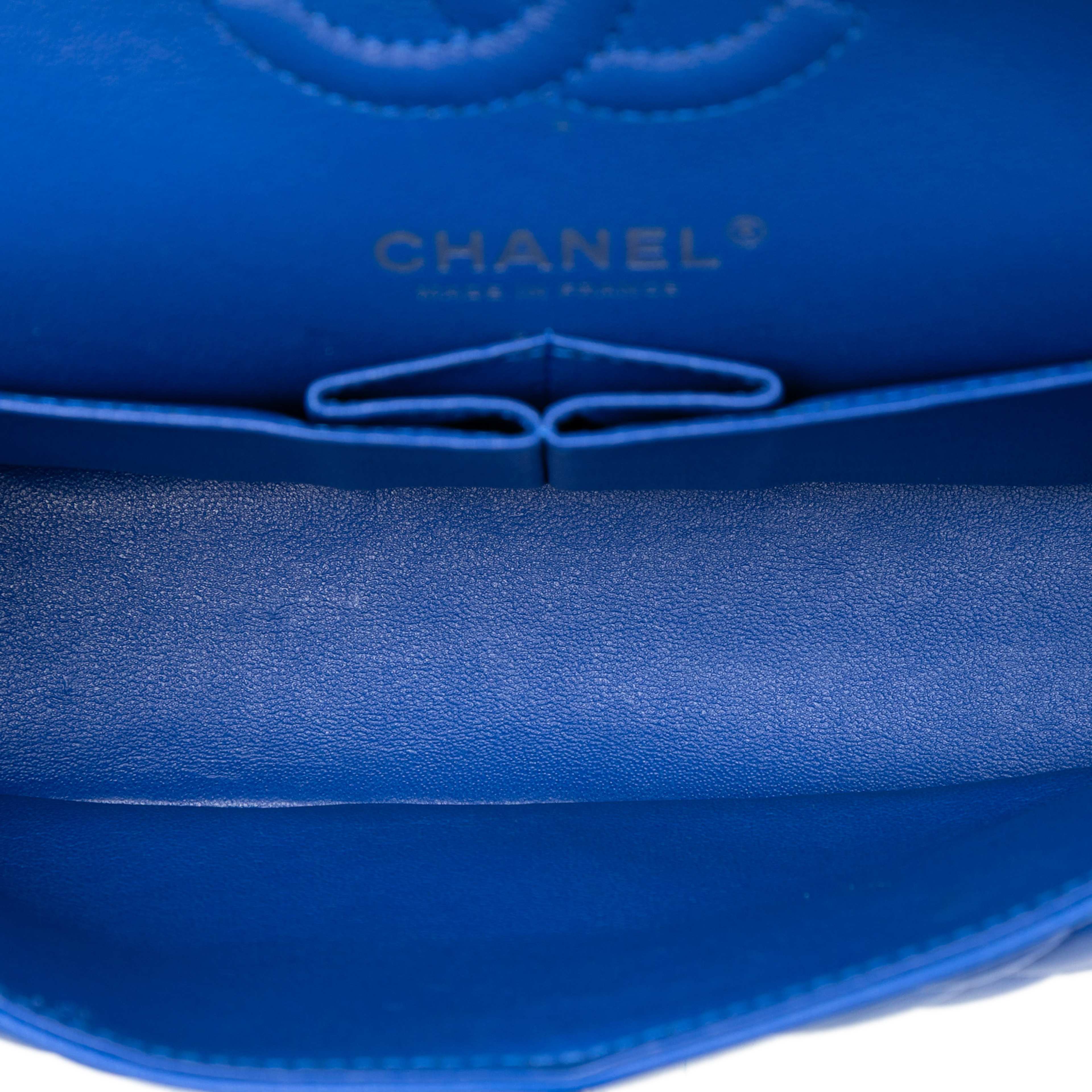 Chanel Small Classic Lambskin Double Flap, från Luxclusif, i färgen blue. Klicka för att öppna bilden i stort format
