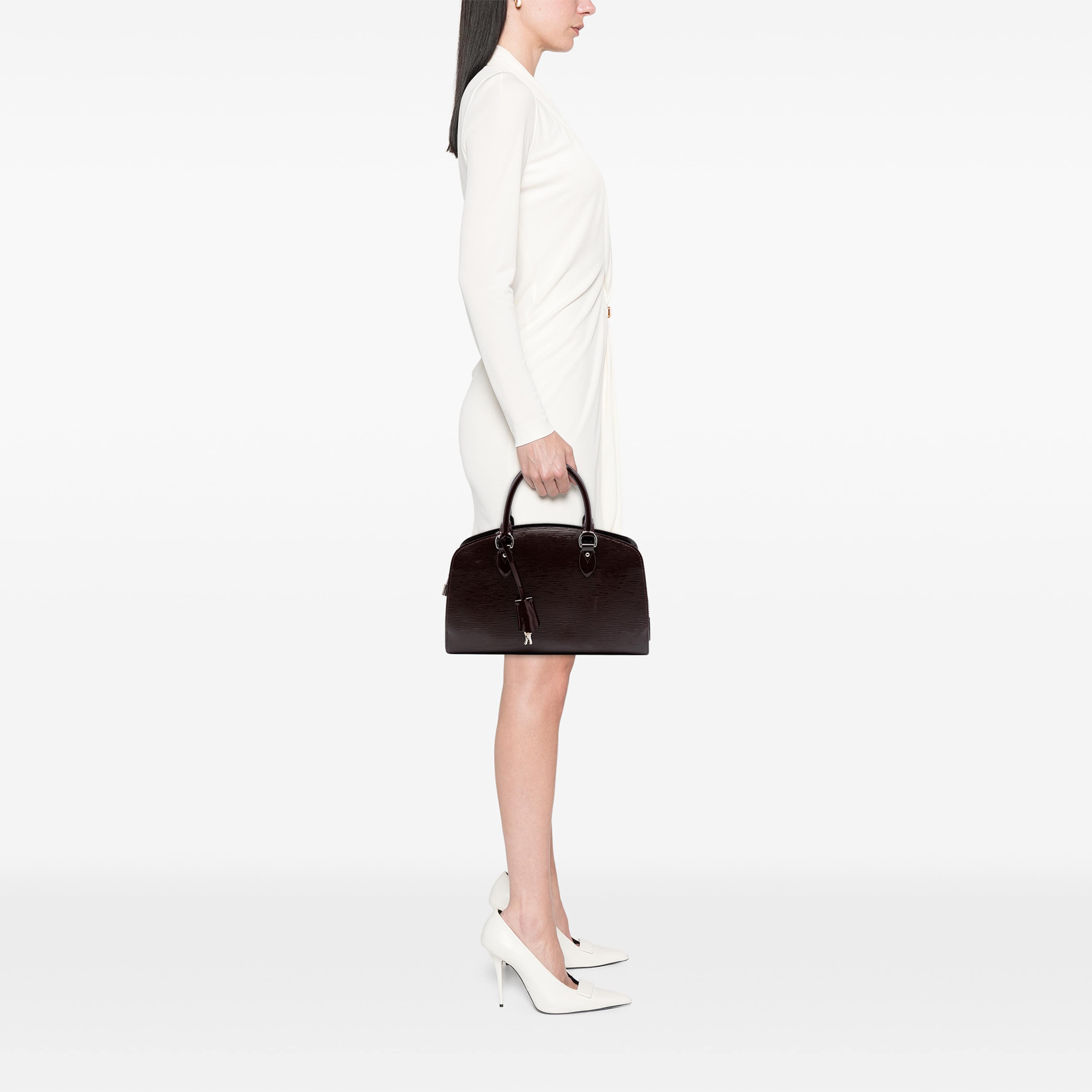 Louis Vuitton Electric Epi Pont Neuf Pm, från Luxclusif, i färgen purpur. Klicka för att öppna bilden i stort format