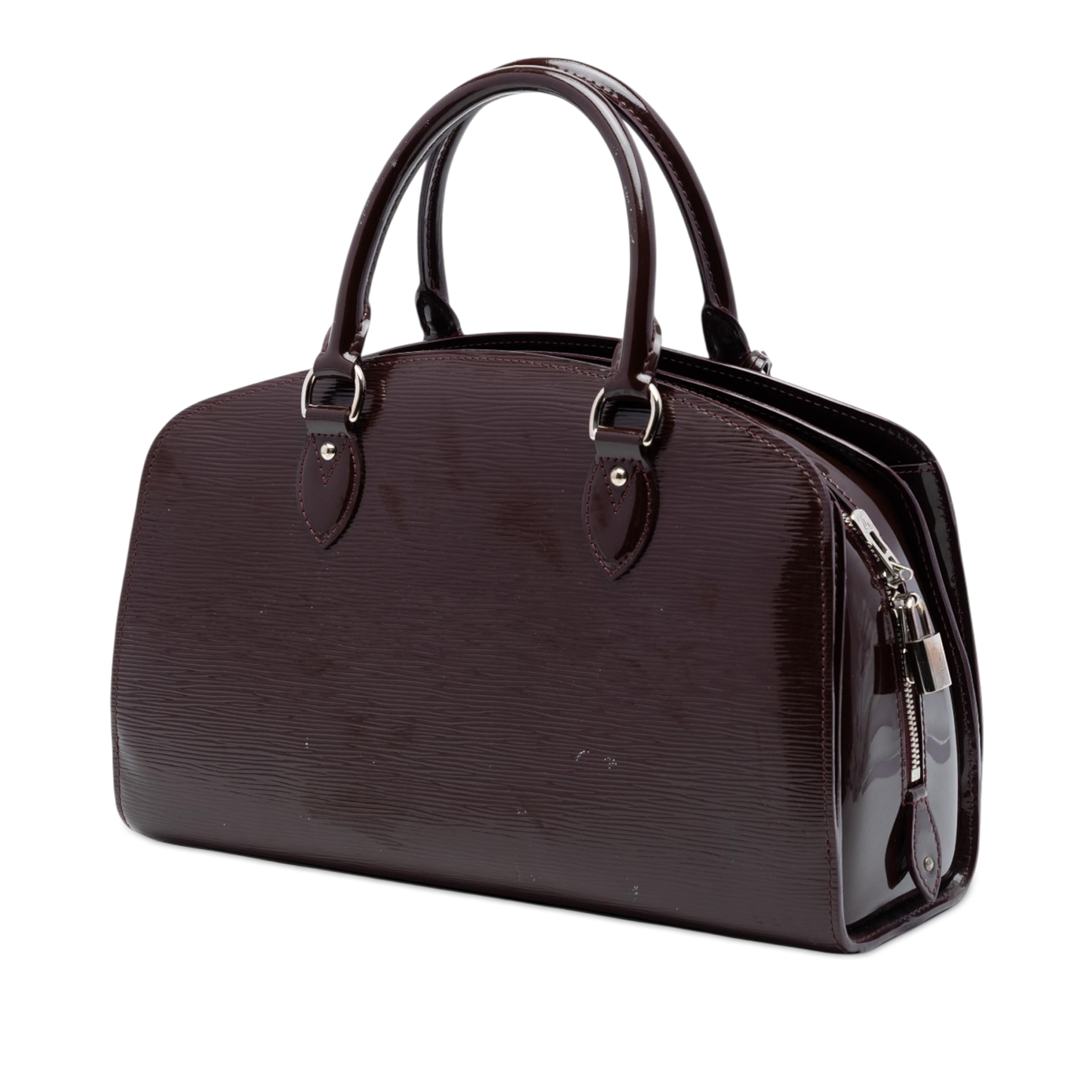 Louis Vuitton Electric Epi Pont Neuf Pm, från Luxclusif, i färgen purpur. Klicka för att öppna bilden i stort format