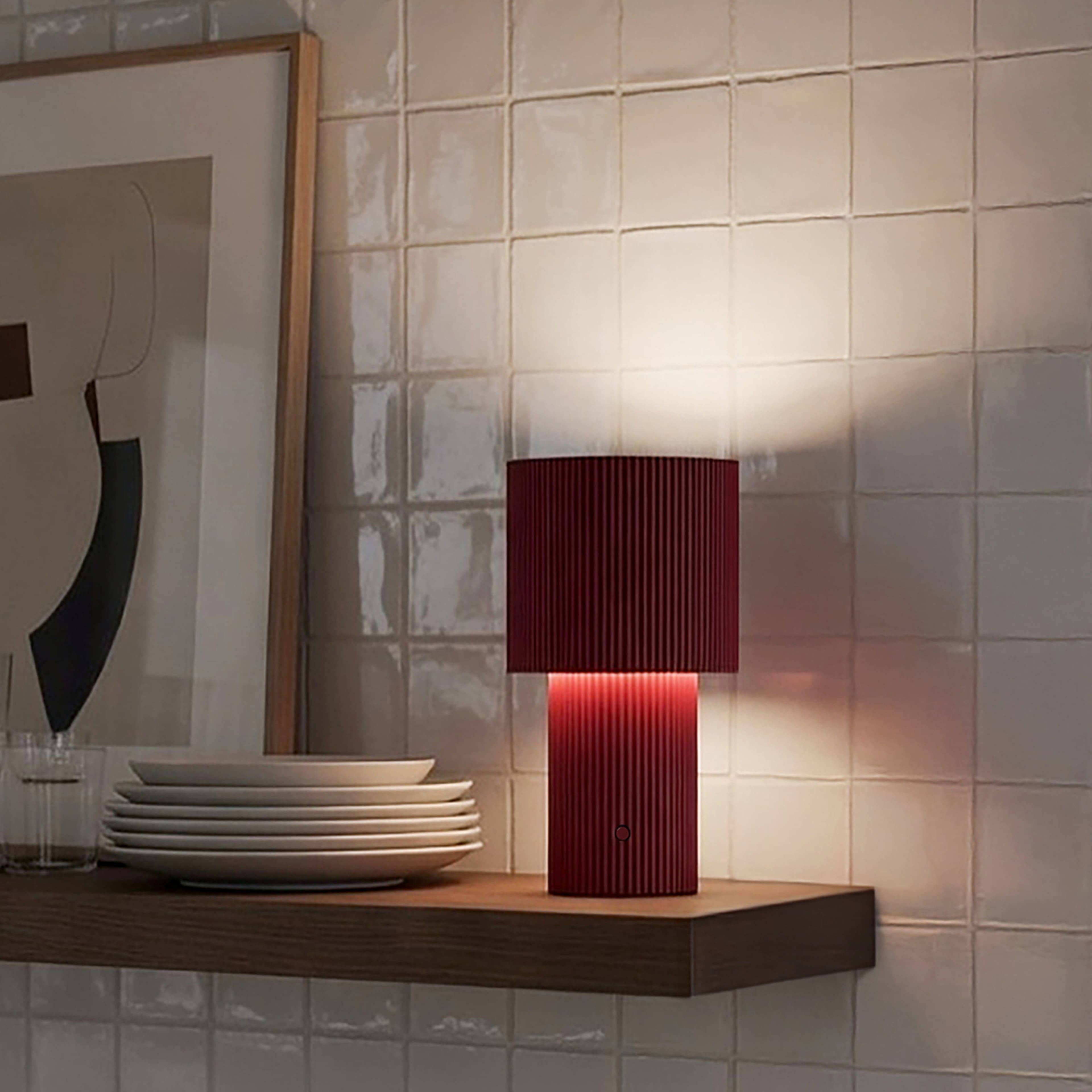 Bordslampa Iluma Portabel, från Herstal, i färgen röd. Klicka för att öppna bilden i stort format