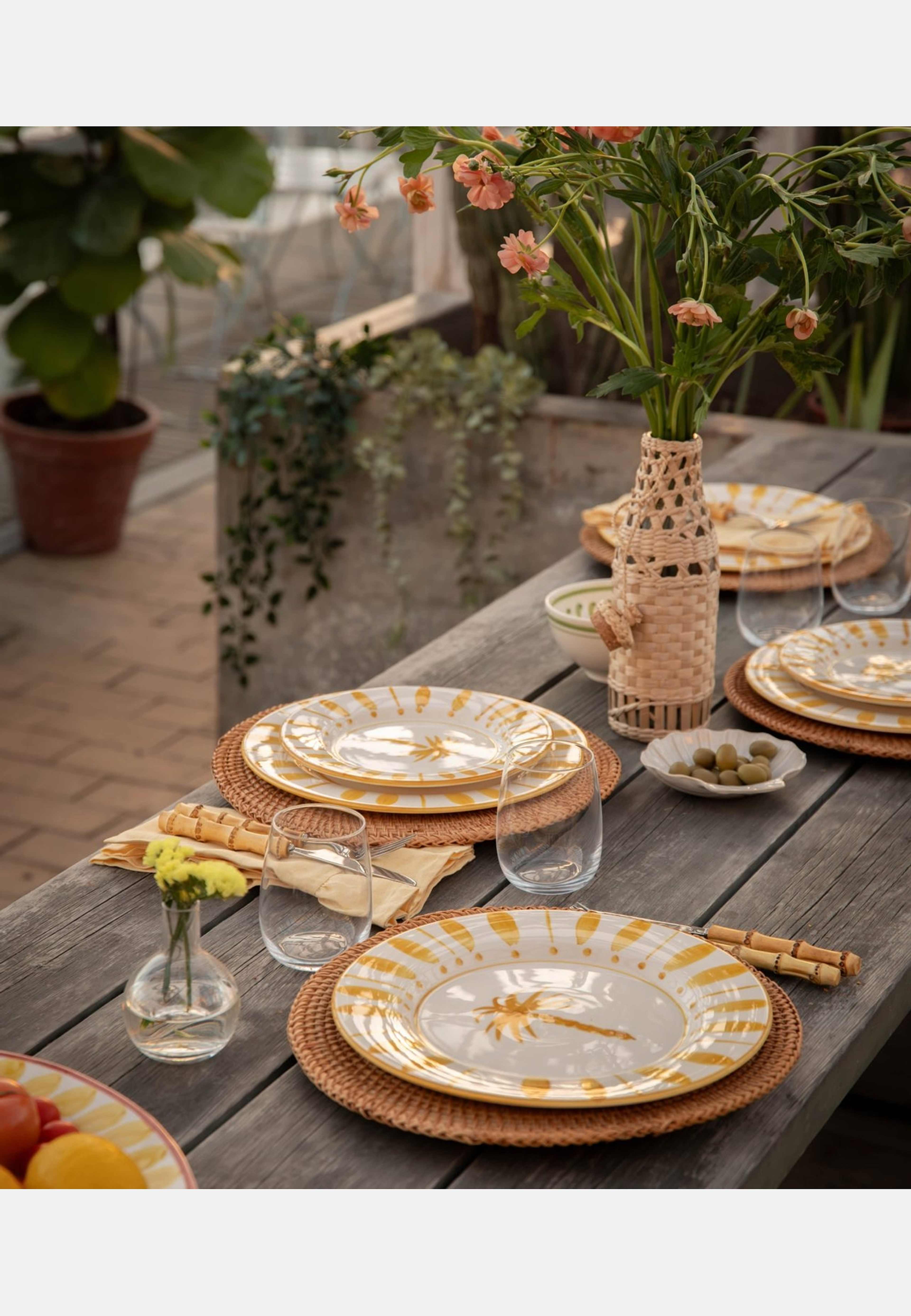 Cannes Tallrik - 28 Cm, från Pick A Poppy, i färgen yellow. Klicka för att öppna bilden i stort format