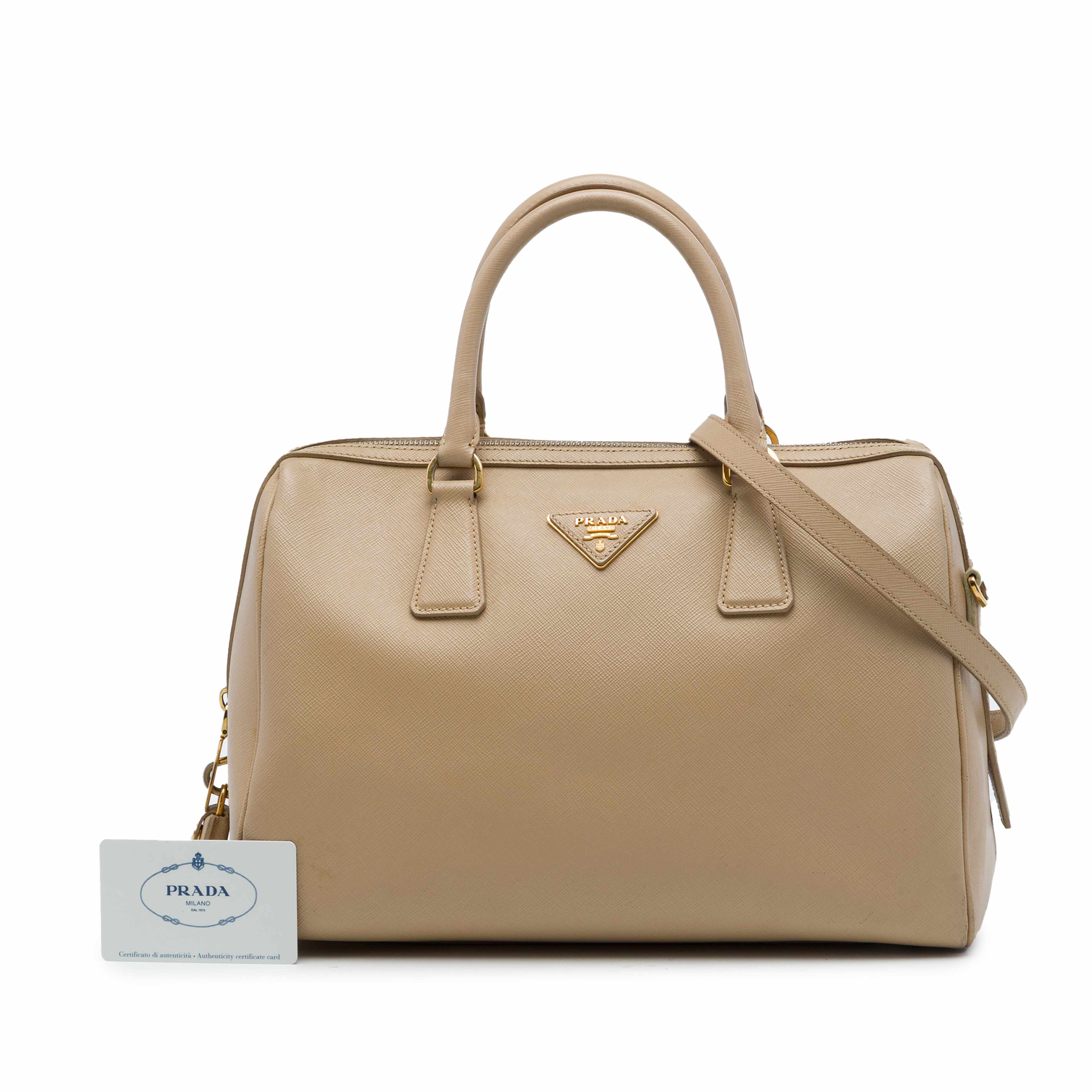 Prada Saffiano Lux Convertible Bowler Bag, från Luxclusif, i färgen beige. Klicka för att öppna bilden i stort format