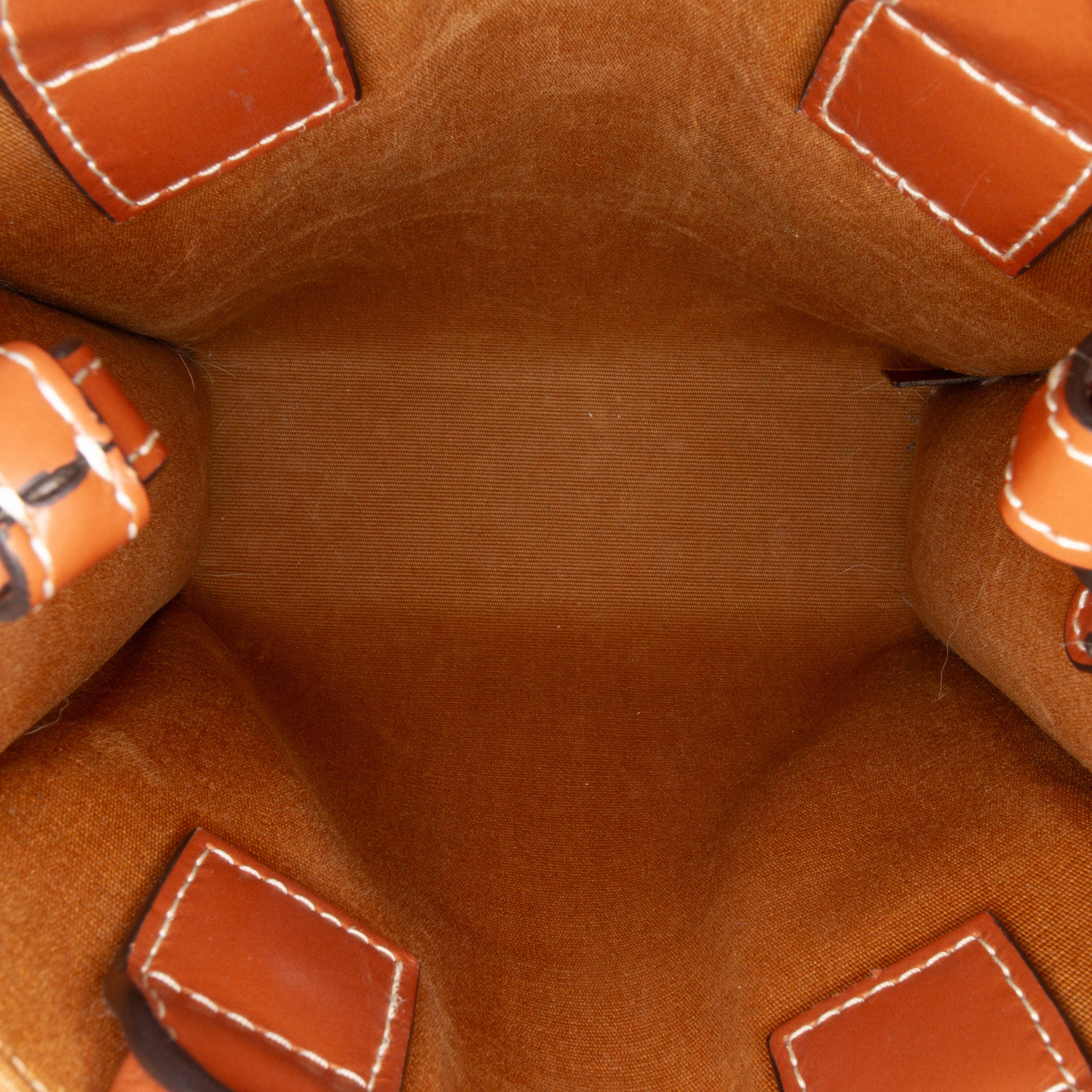 Celine Mini Triomphe Coated Canvas Vertical Cabas Satchel, från Luxclusif, i färgen white. Klicka för att öppna bilden i stort format