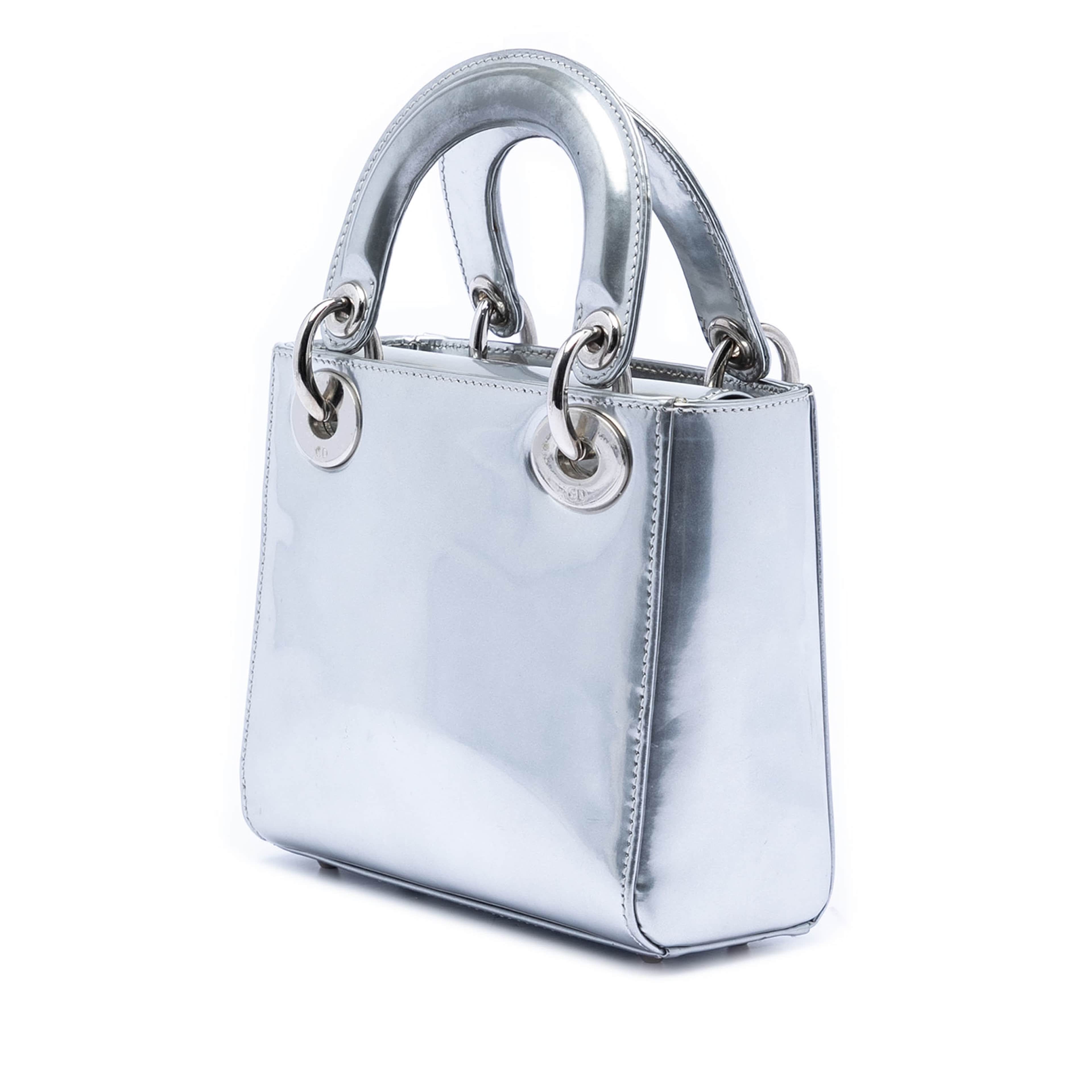 Dior Limited Edition Beijing China World Mini Metallic Patent Lady Dior, från Luxclusif, i färgen silver. Klicka för att öppna bilden i stort format