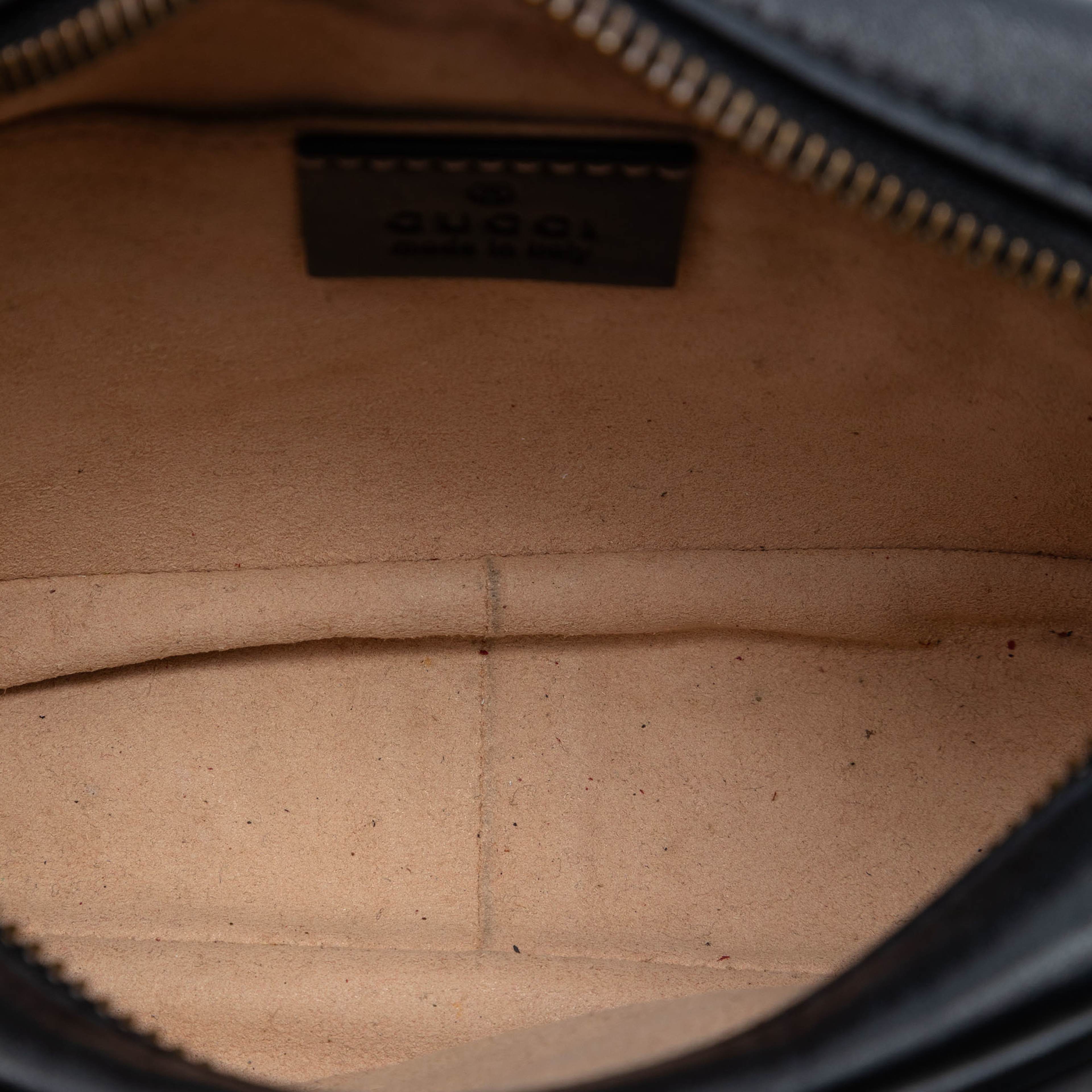 Gucci Mini Gg Marmont Matelasse Leather Crossbody, från Luxclusif, i färgen black. Klicka för att öppna bilden i stort format