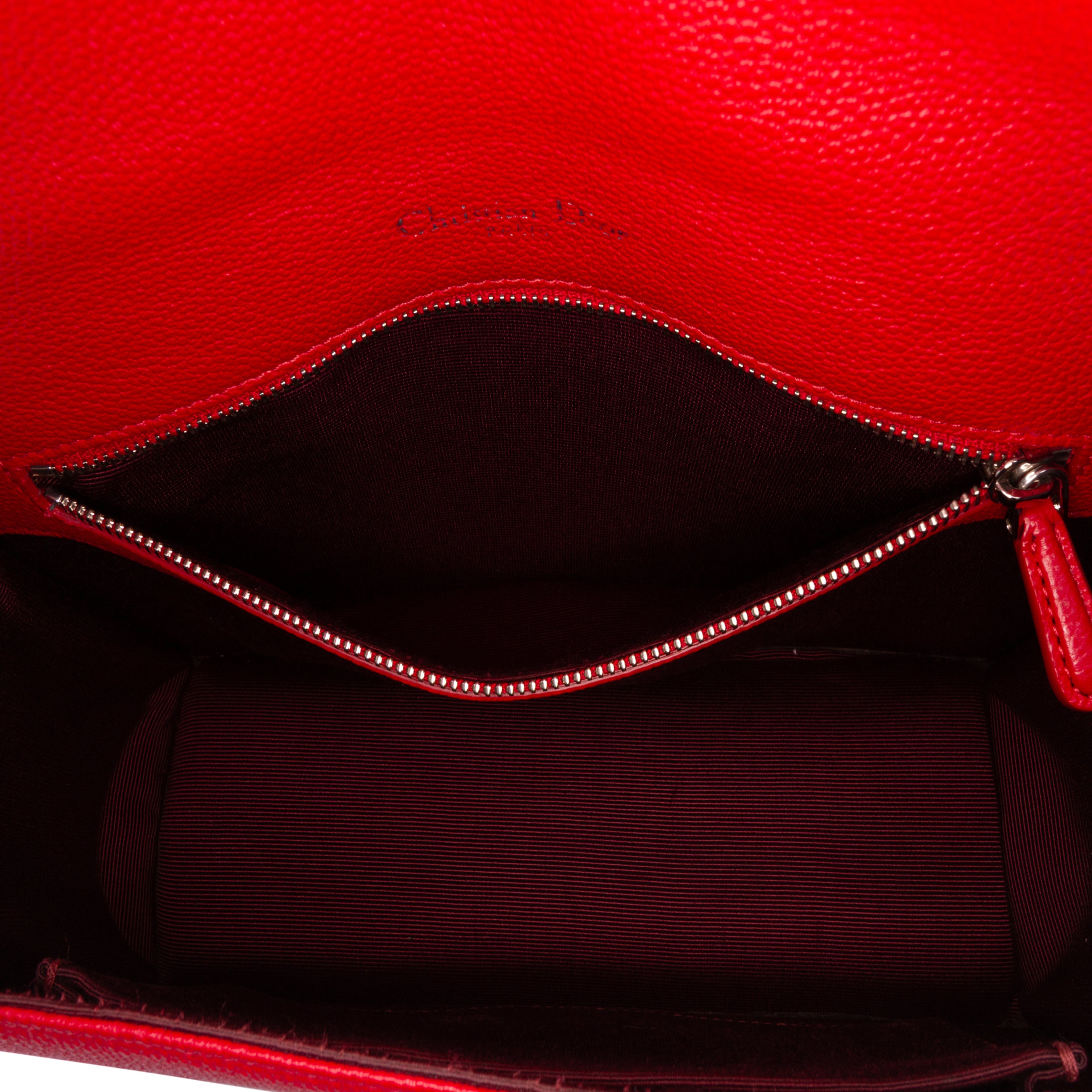 Dior Medium Grained Calfskin Diorama Flap, från Luxclusif, i färgen red.