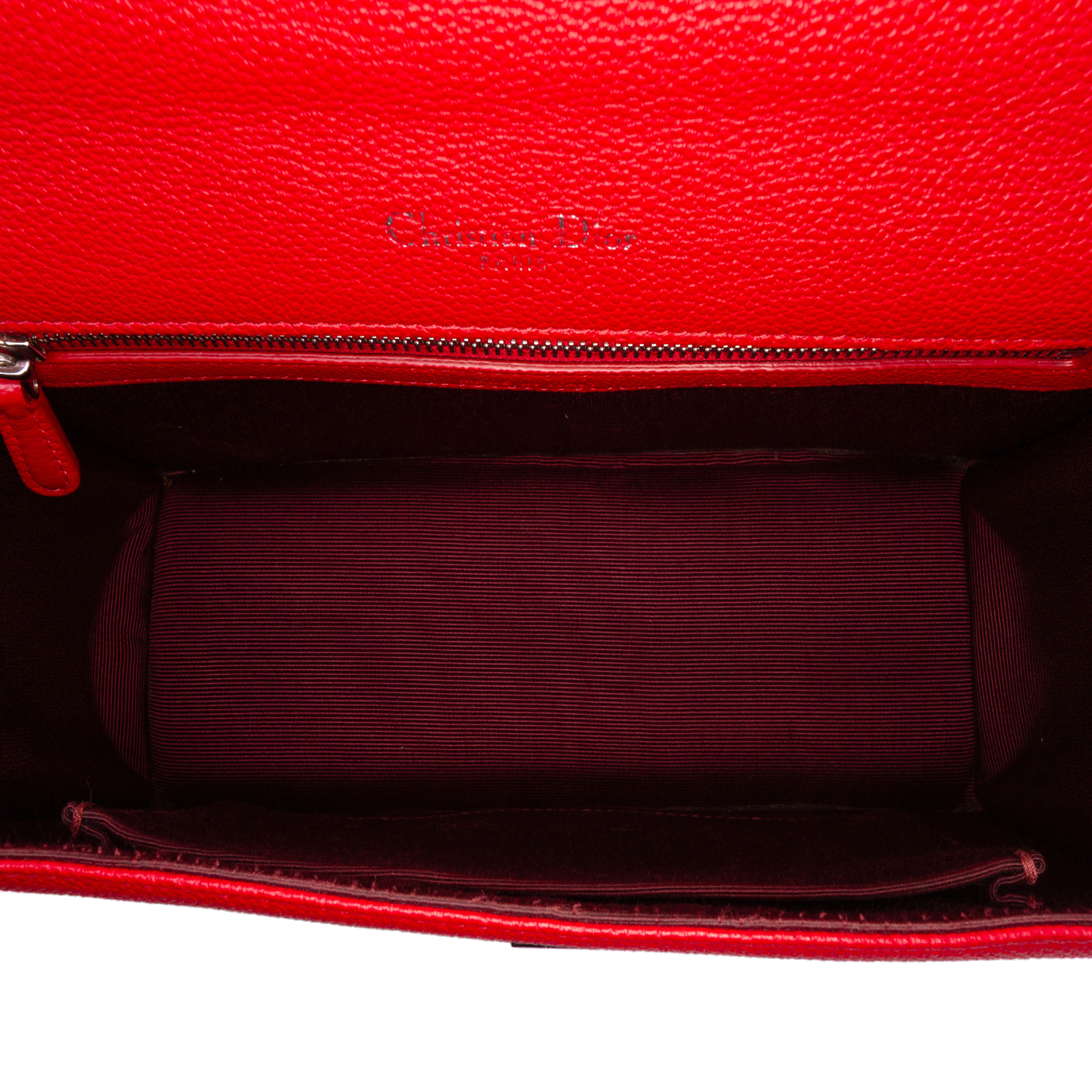 Dior Medium Grained Calfskin Diorama Flap, från Luxclusif, i färgen red.