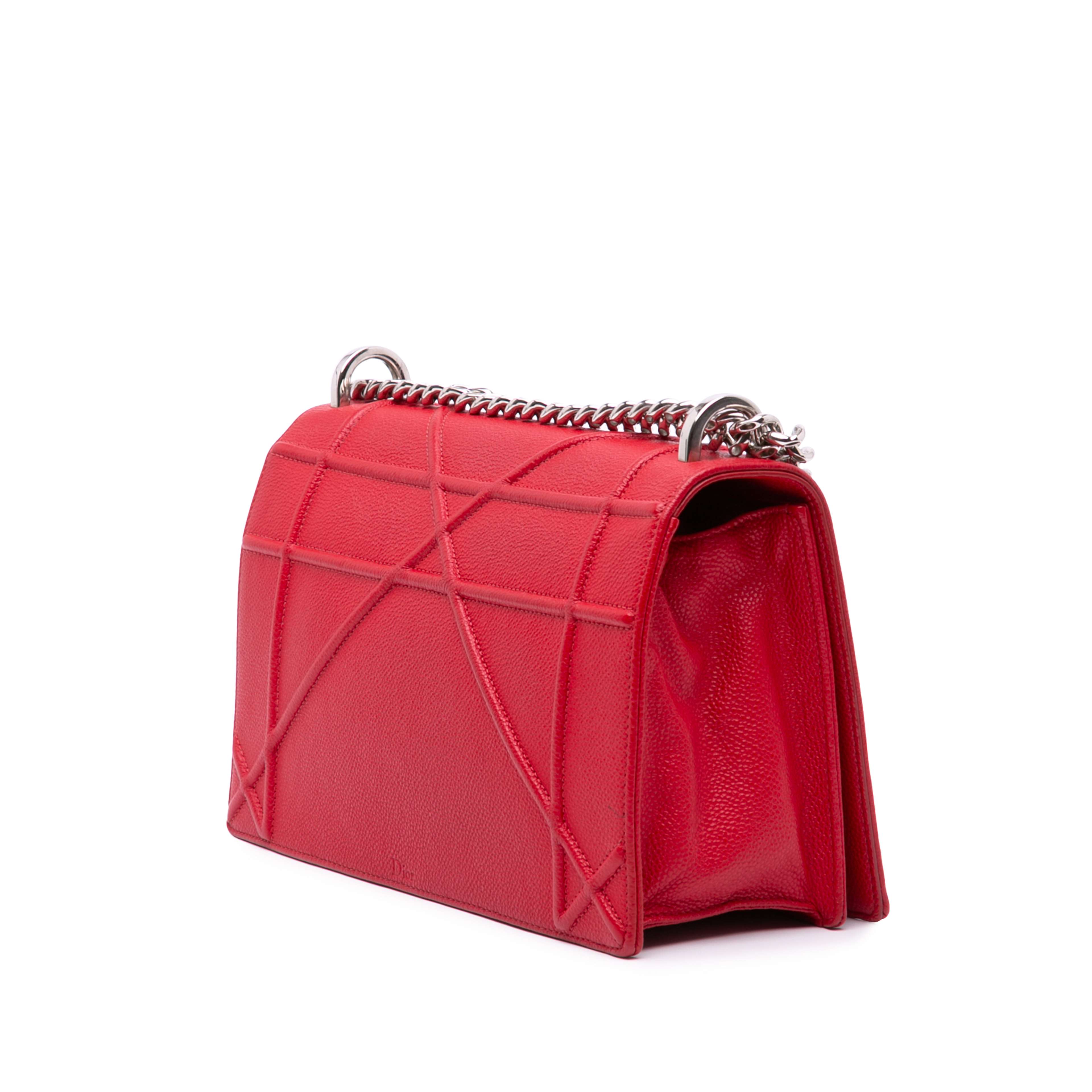 Dior Medium Grained Calfskin Diorama Flap, från Luxclusif, i färgen red.