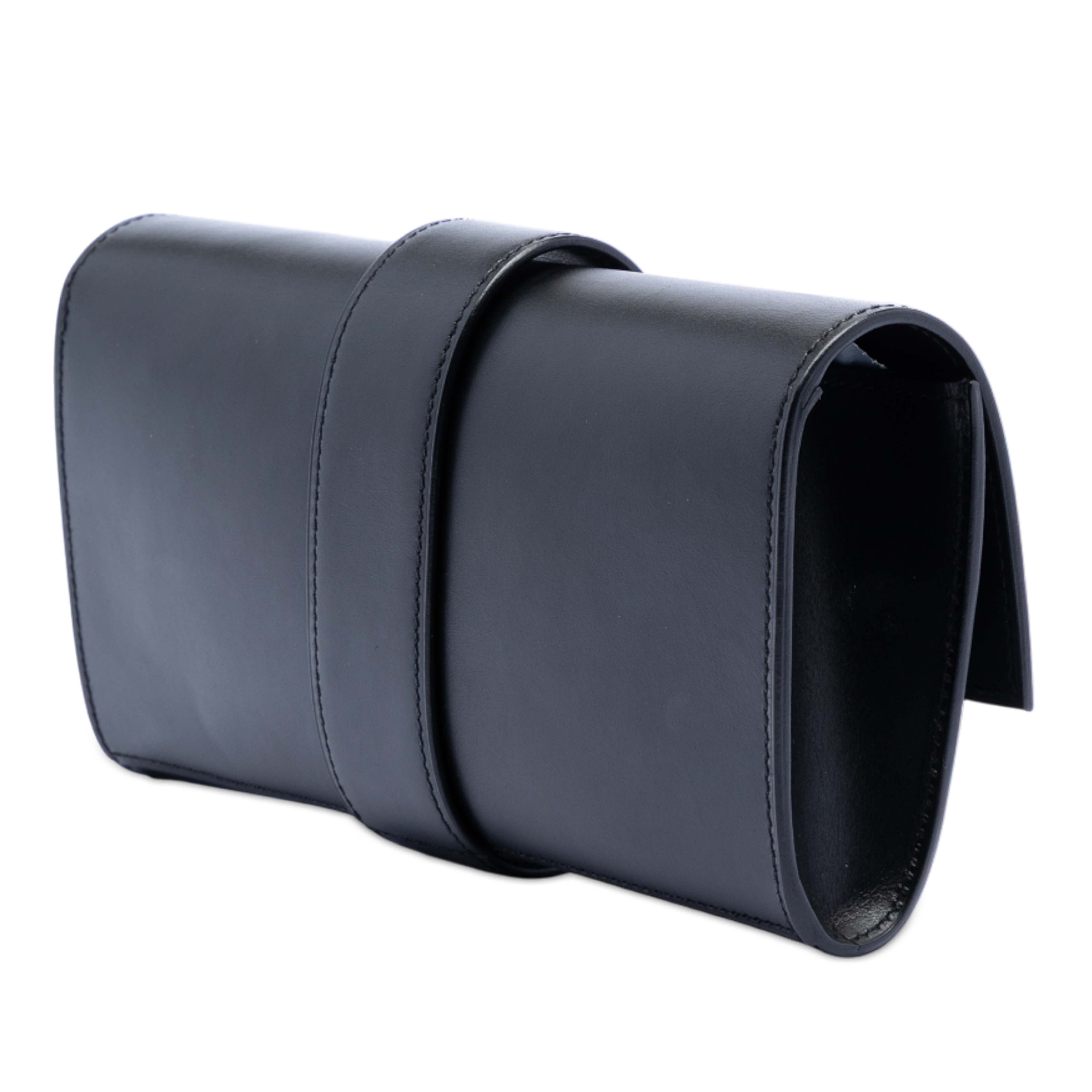 Hermès Tadelakt Medor Clutch 23, från Luxclusif, i färgen black. Klicka för att öppna bilden i stort format