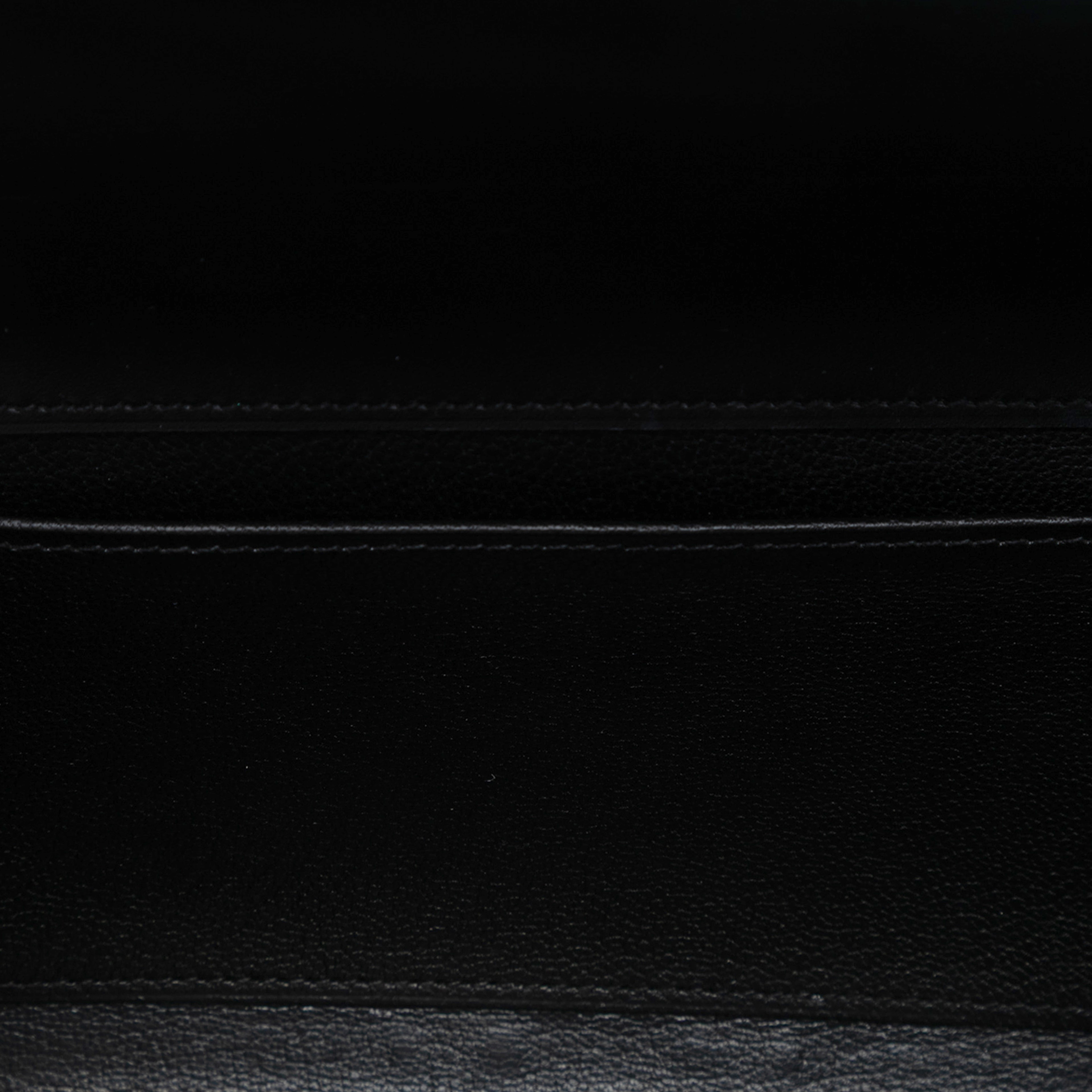 Hermès Tadelakt Medor Clutch 23, från Luxclusif, i färgen black. Klicka för att öppna bilden i stort format