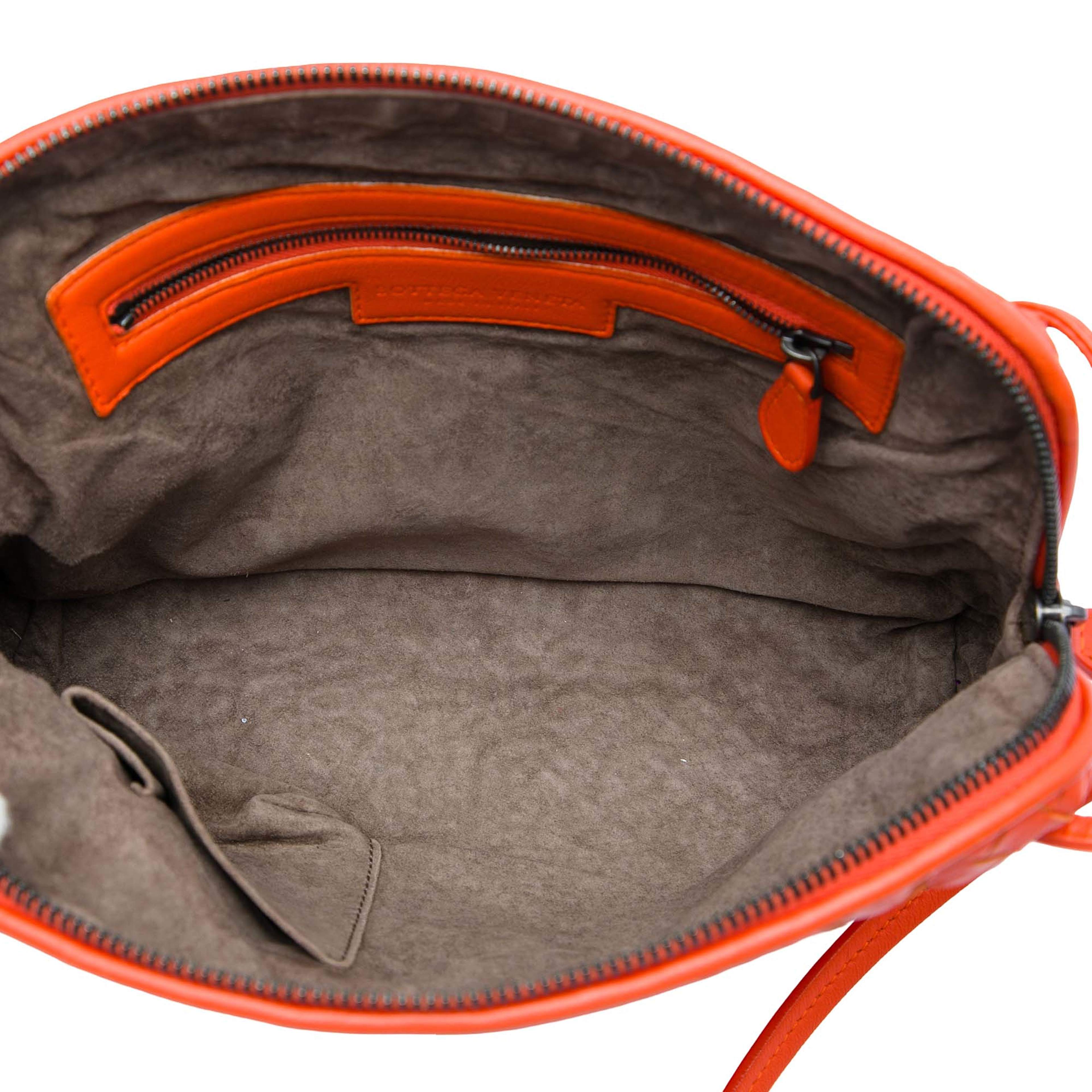 Bottega Veneta Nappa Intrecciato Nodini Crossbody, från Luxclusif, i färgen orange. Klicka för att öppna bilden i stort format
