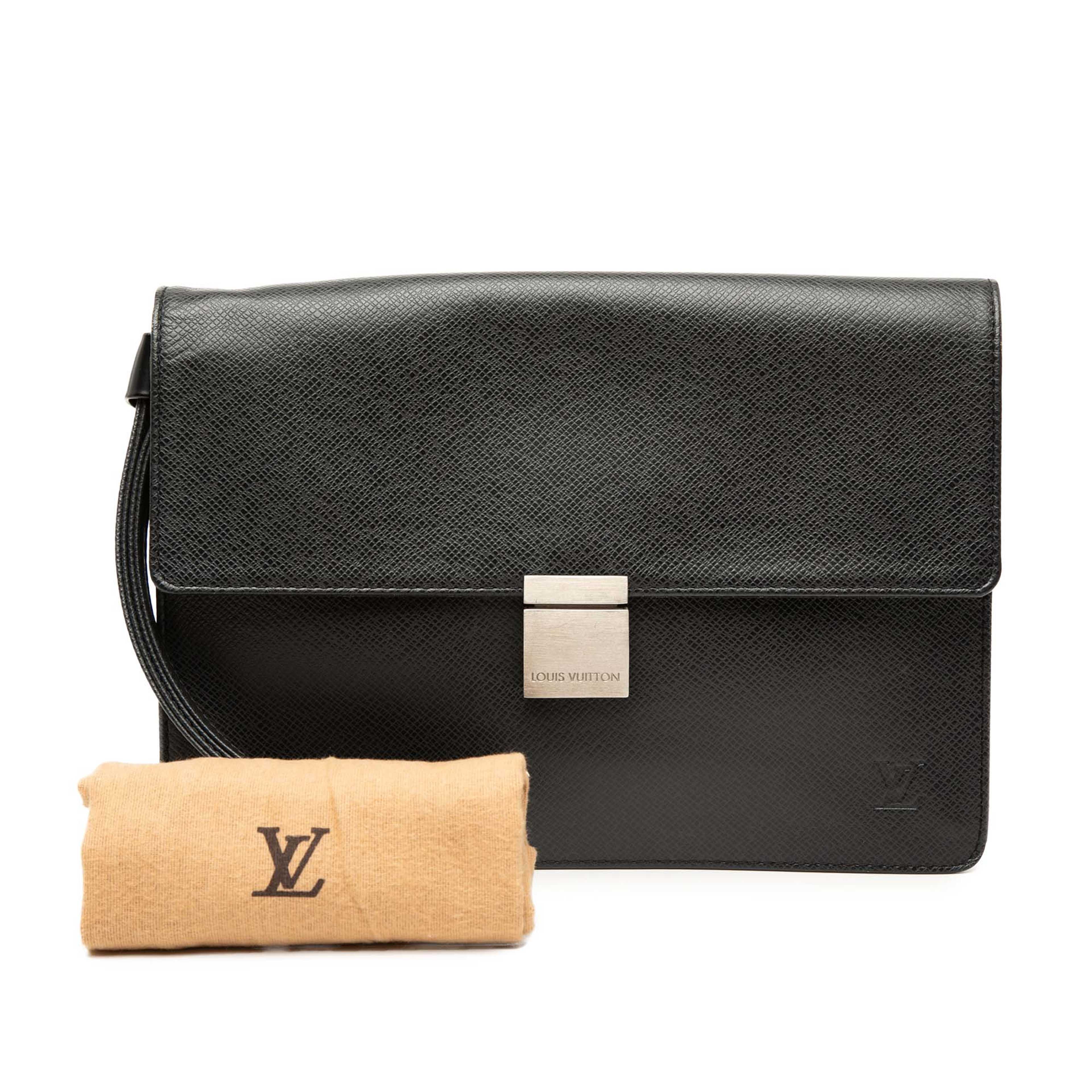 Louis Vuitton Taiga Selenga, från Luxclusif, i färgen svart. Klicka för att öppna bilden i stort format