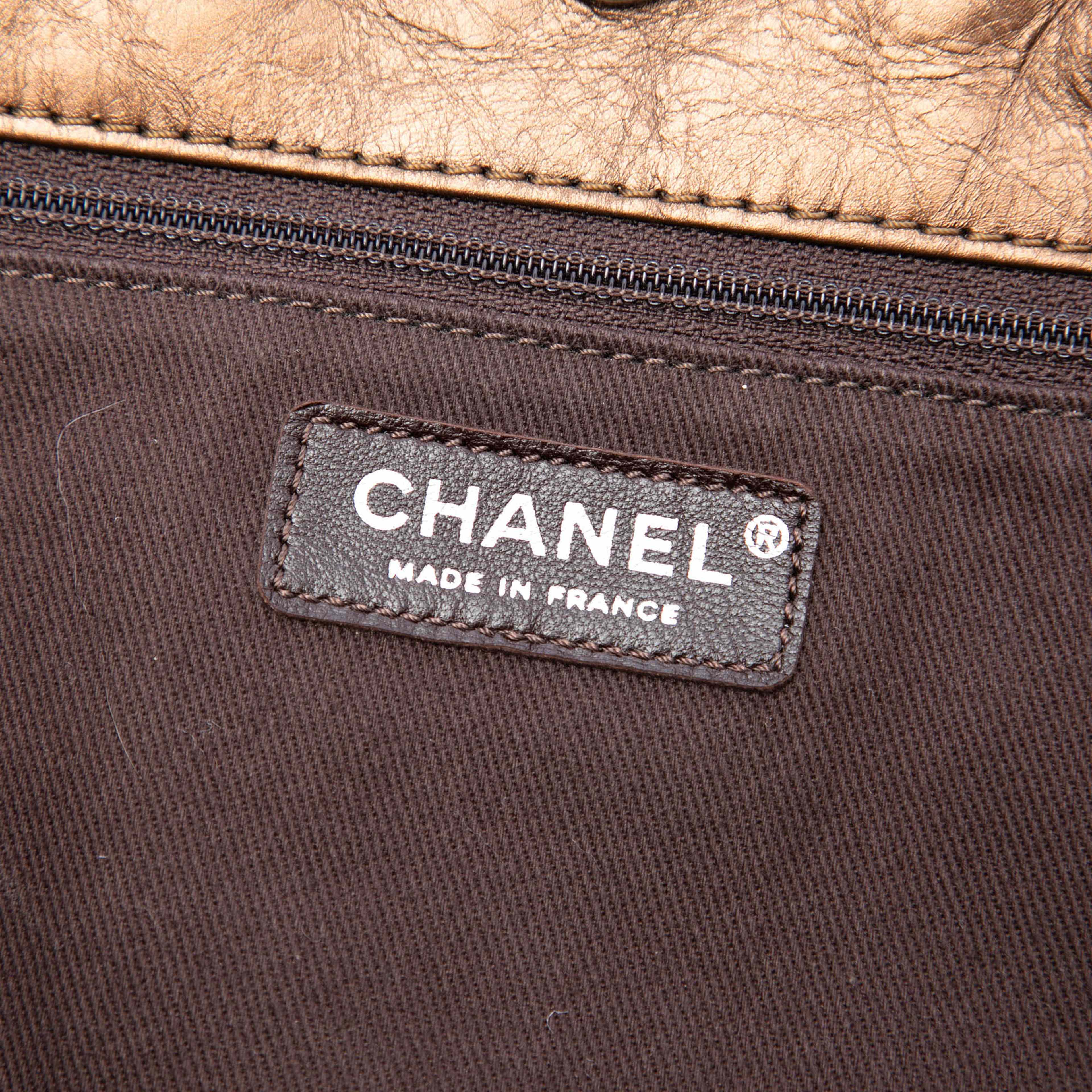 Chanel Distressed Calfskin Shopping In Moscow Tote, från Luxclusif, i färgen bronze. Klicka för att öppna bilden i stort format