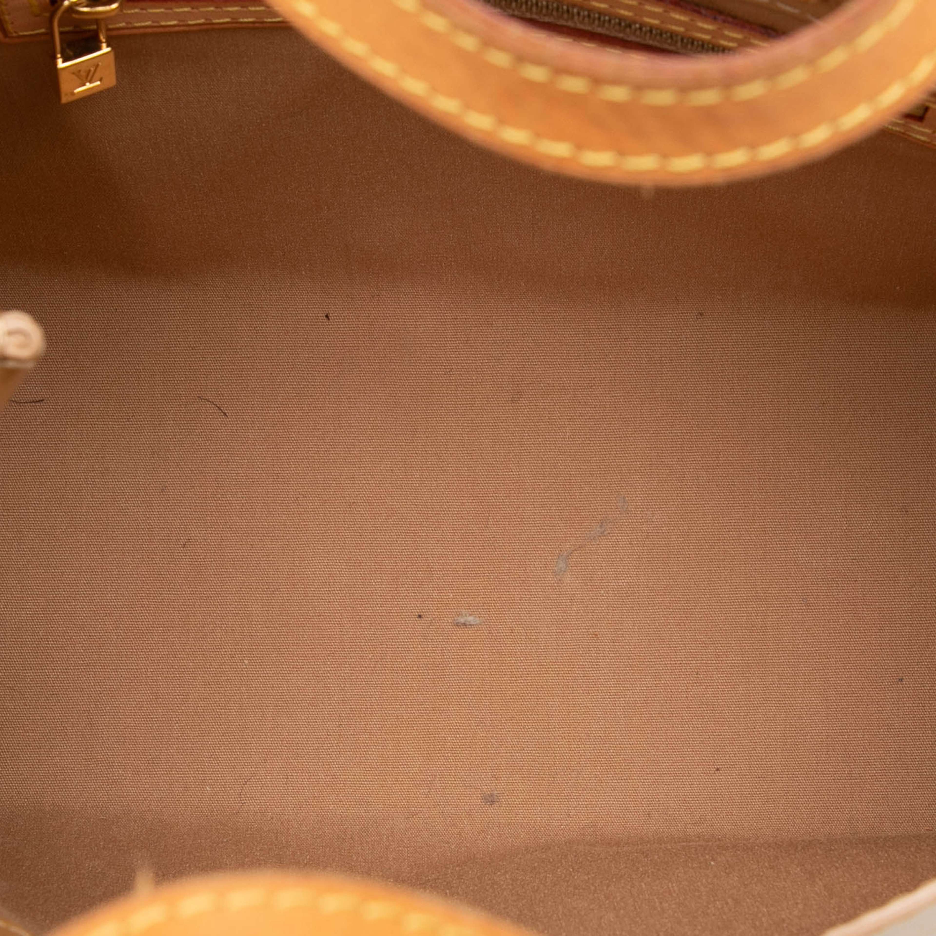 Louis Vuitton Monogram Vernis Reade Pm, från Luxclusif, i färgen light brown. Klicka för att öppna bilden i stort format