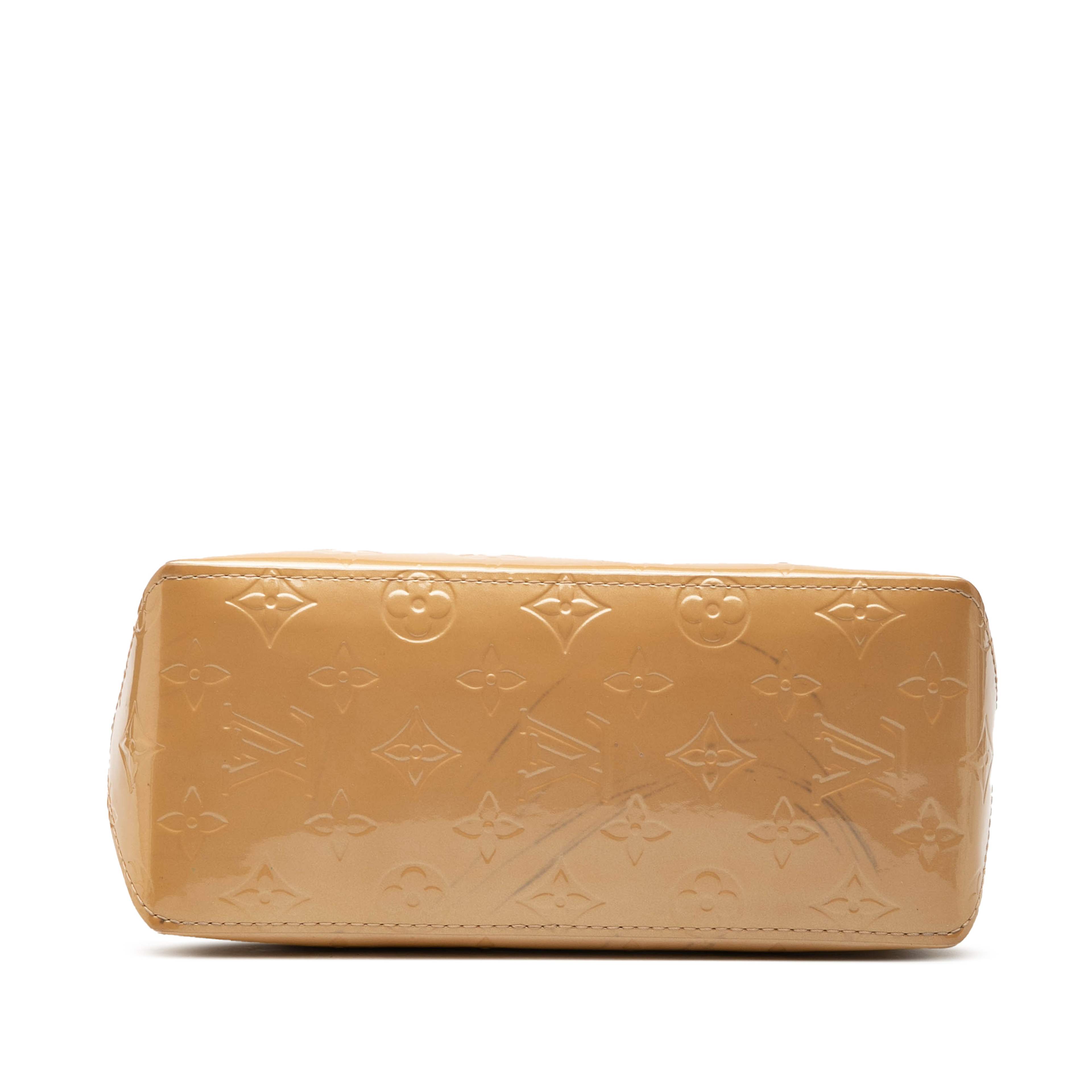 Louis Vuitton Monogram Vernis Reade Pm, från Luxclusif, i färgen light brown. Klicka för att öppna bilden i stort format