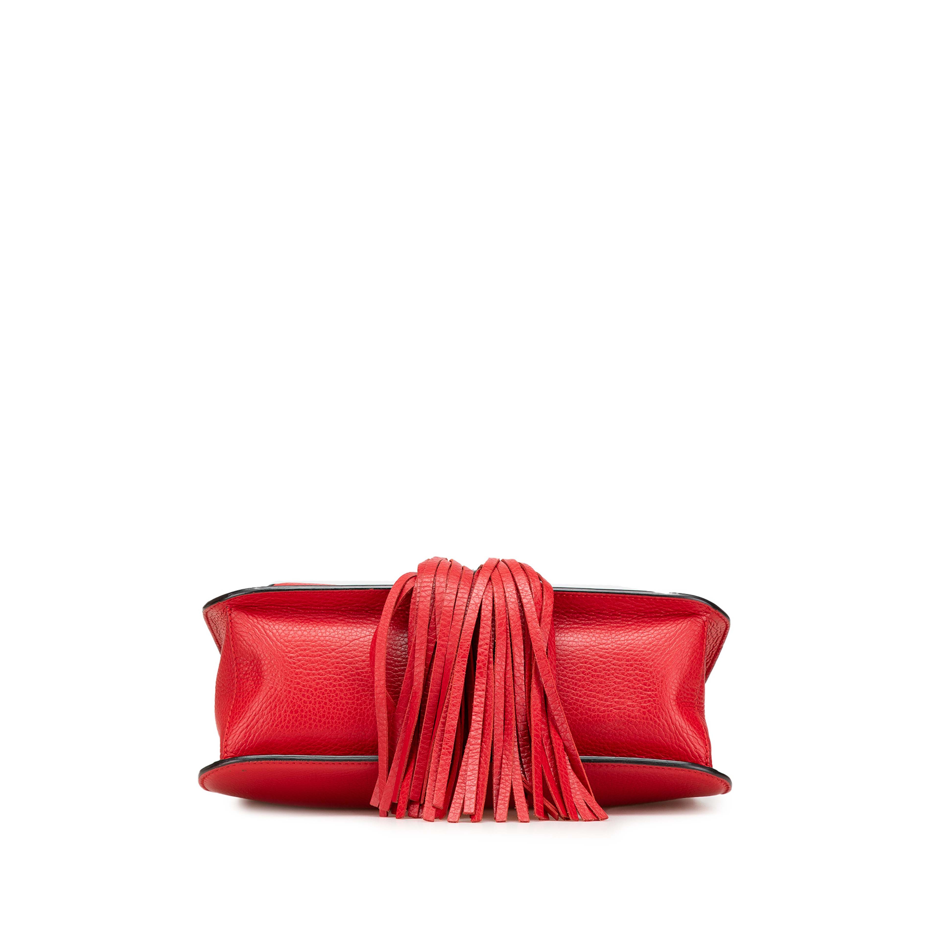 Gucci Medium Leather Bamboo Daily Crossbody, från Luxclusif, i färgen röd. Klicka för att öppna bilden i stort format