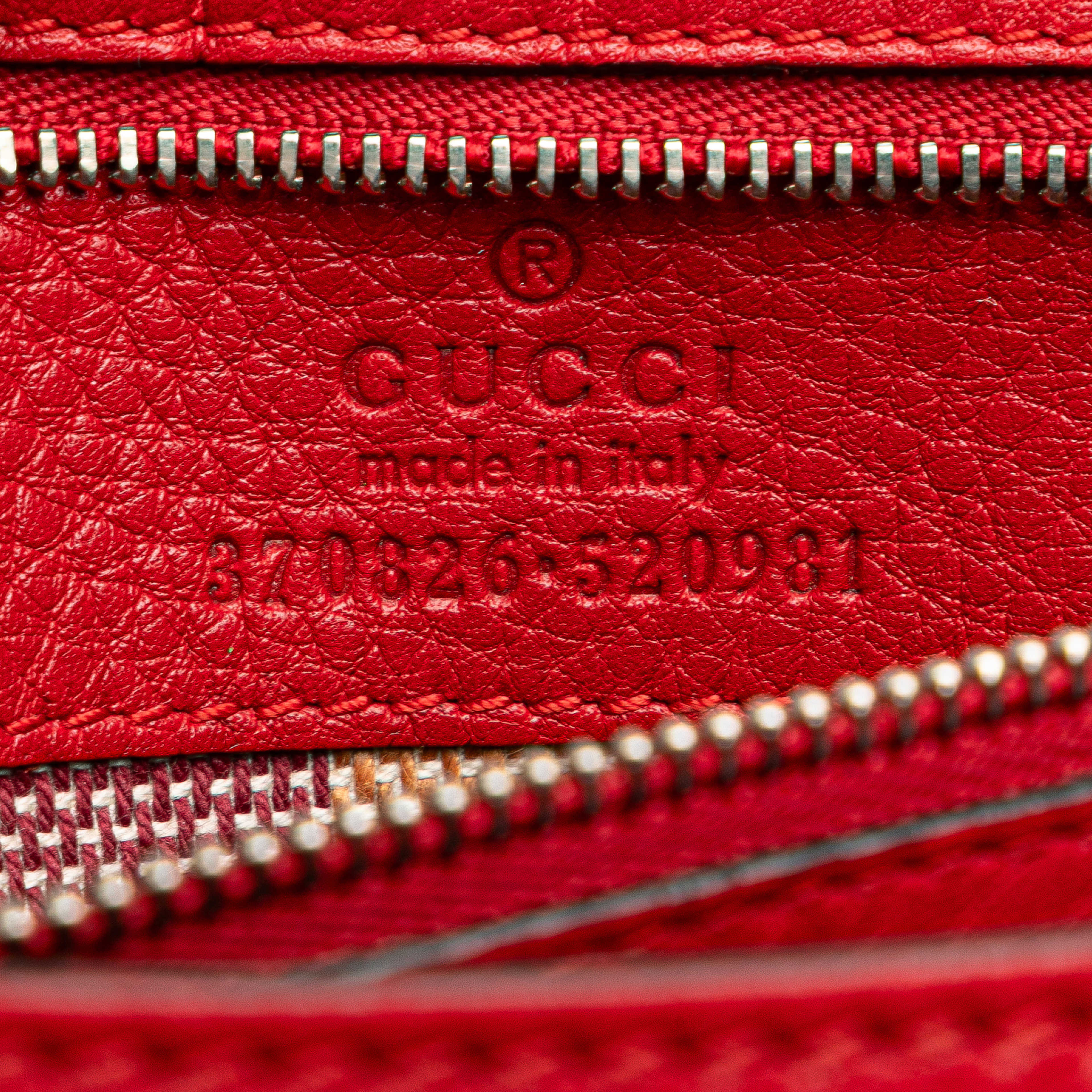 Gucci Medium Leather Bamboo Daily Crossbody, från Luxclusif, i färgen red. Klicka för att öppna bilden i stort format
