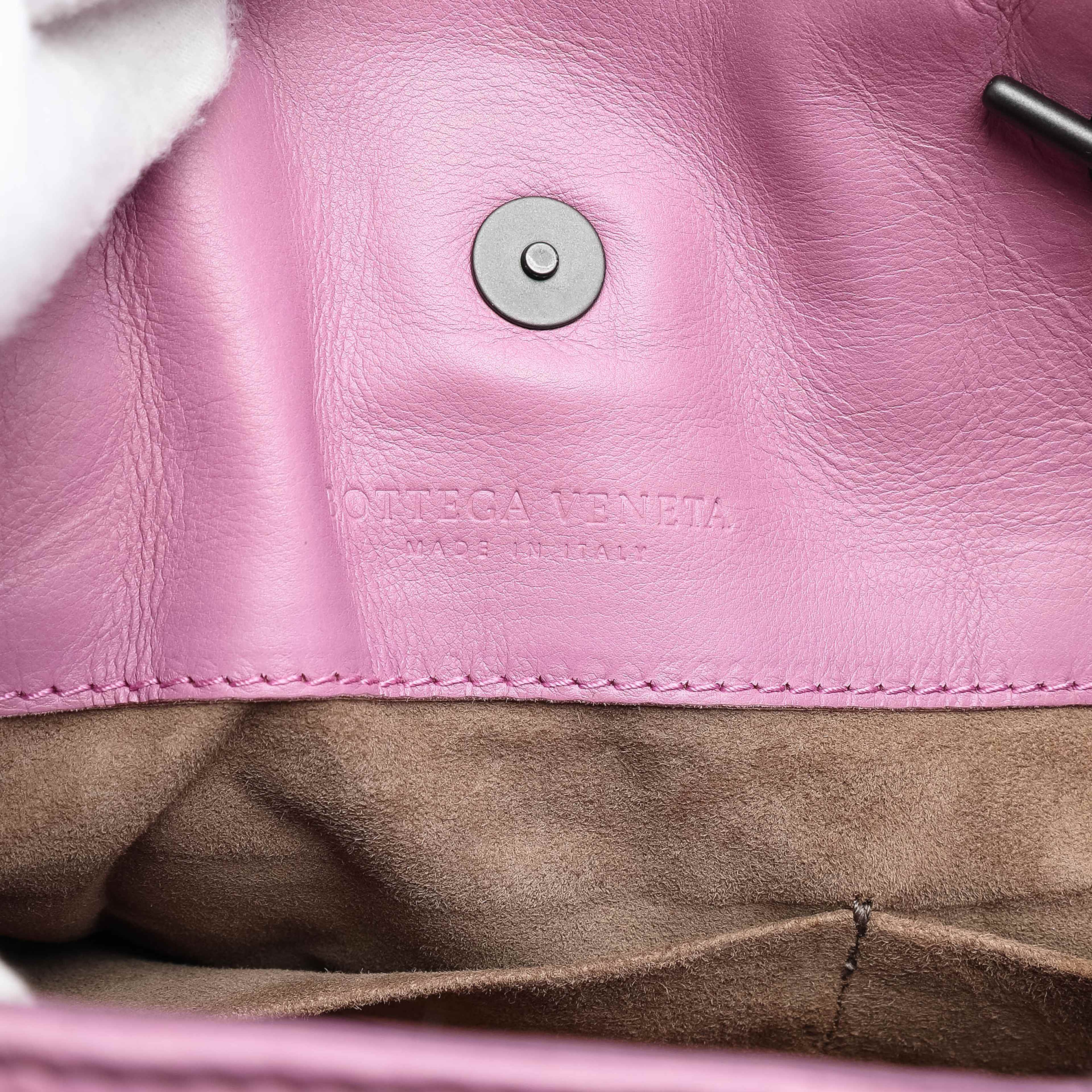 Bottega Veneta Medium Nappa Intrecciato Boutis Double Chain Tote, från Luxclusif, i färgen pink. Klicka för att öppna bilden i stort format