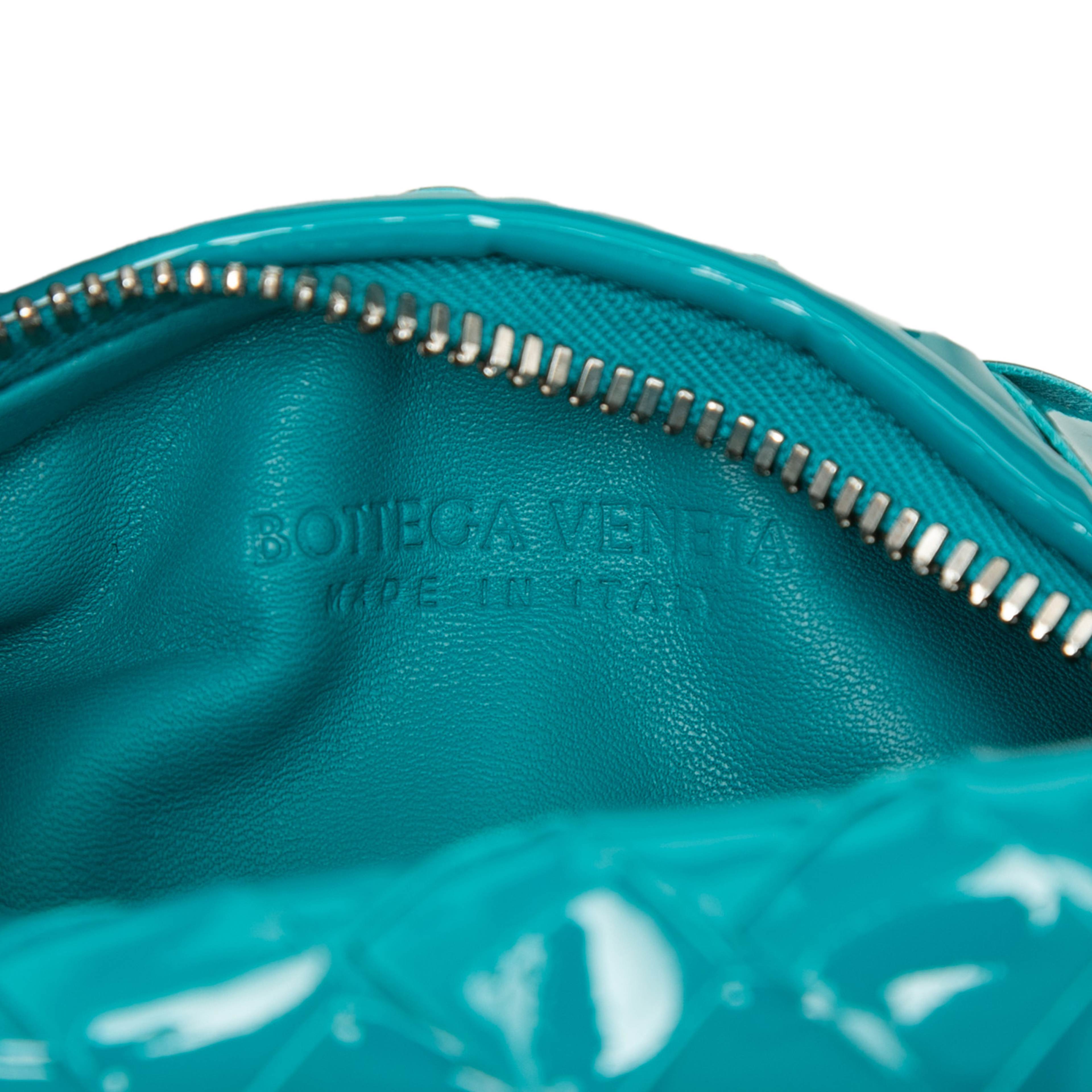 Bottega Veneta Mini Patent Intrecciato Jodie, från Luxclusif, i färgen blå. Klicka för att öppna bilden i stort format