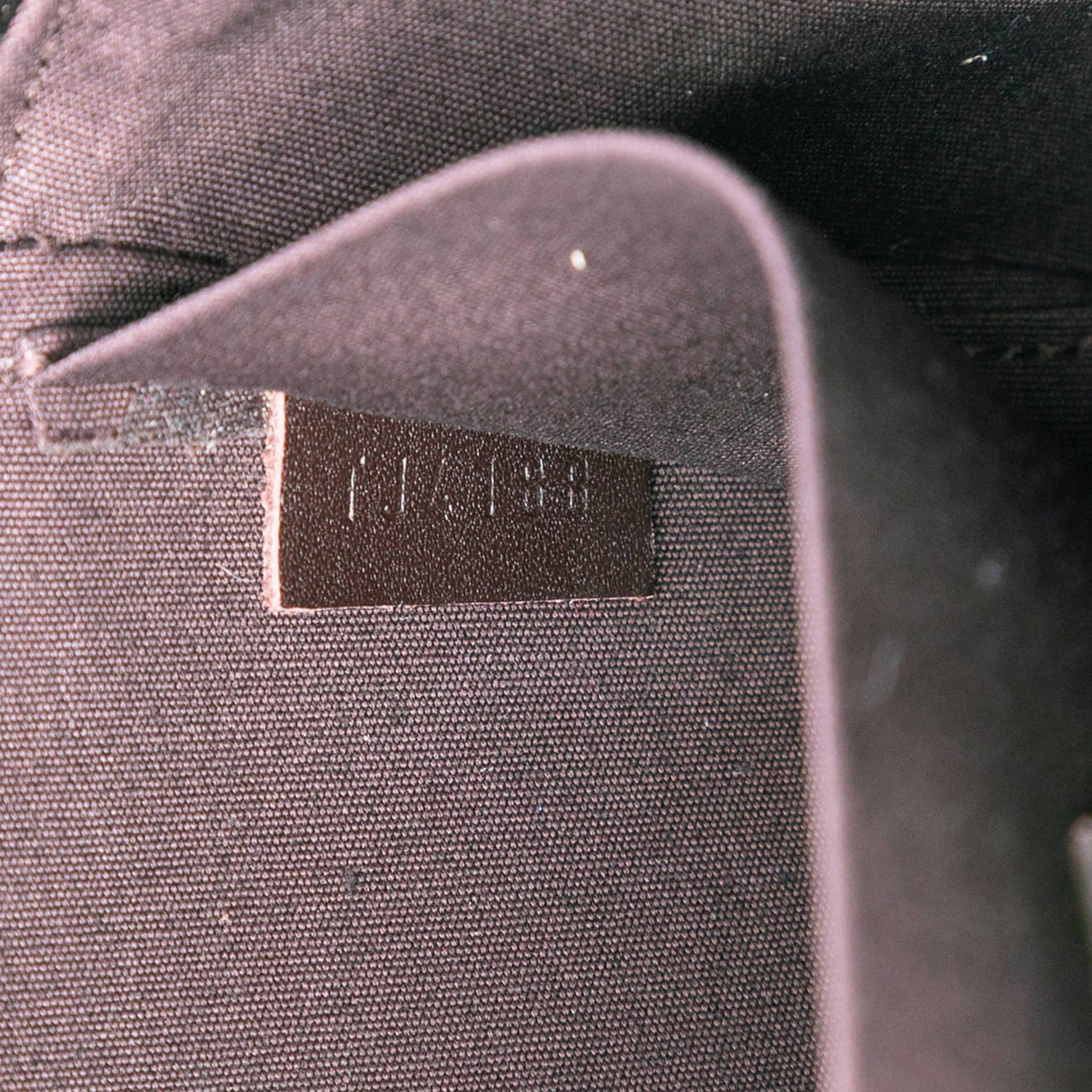 Louis Vuitton Monogram Vernis Pochette Felicie, från Luxclusif, i färgen purple. Klicka för att öppna bilden i stort format