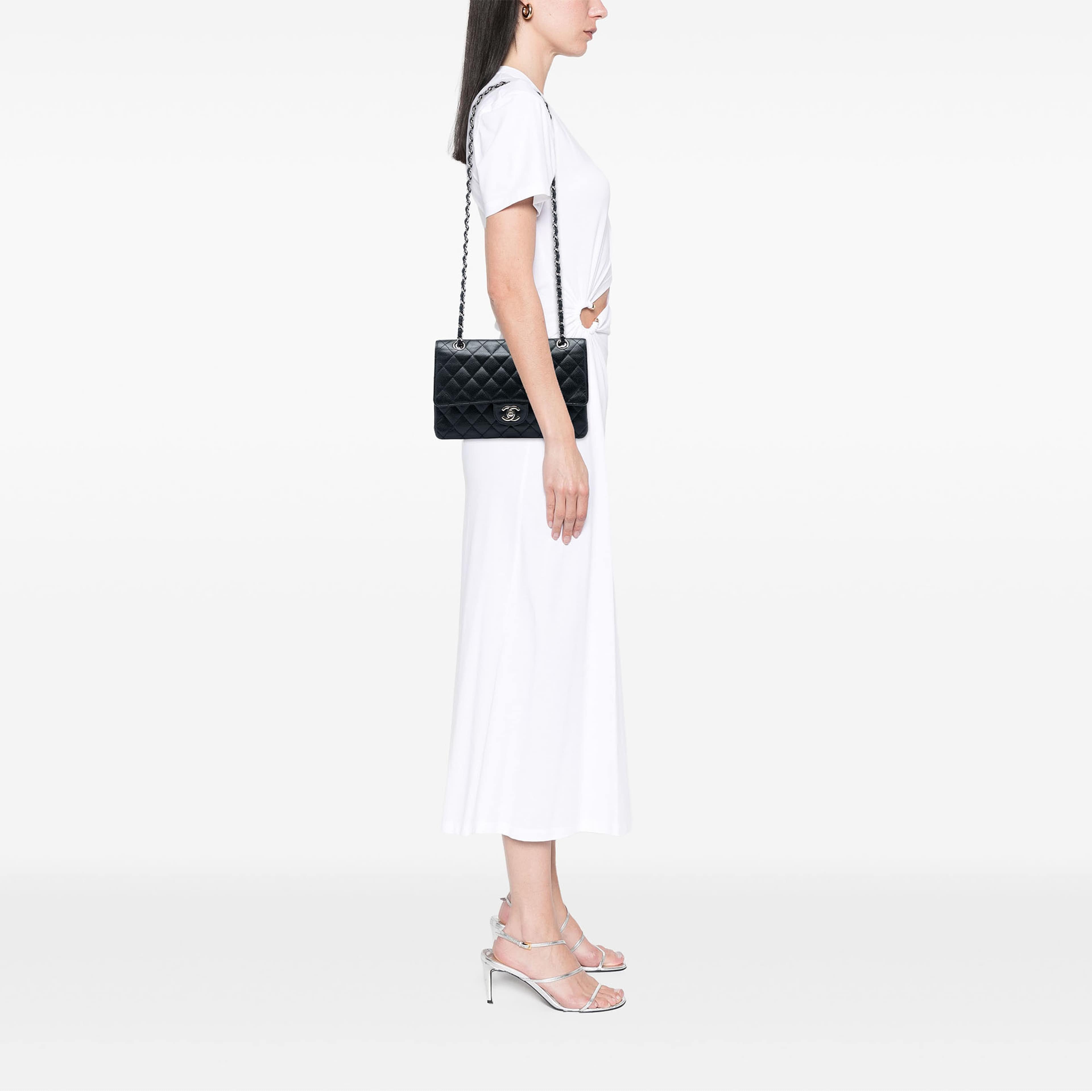 Chanel Medium Classic Caviar Double Flap, från Luxclusif, i färgen svart. Klicka för att öppna bilden i stort format