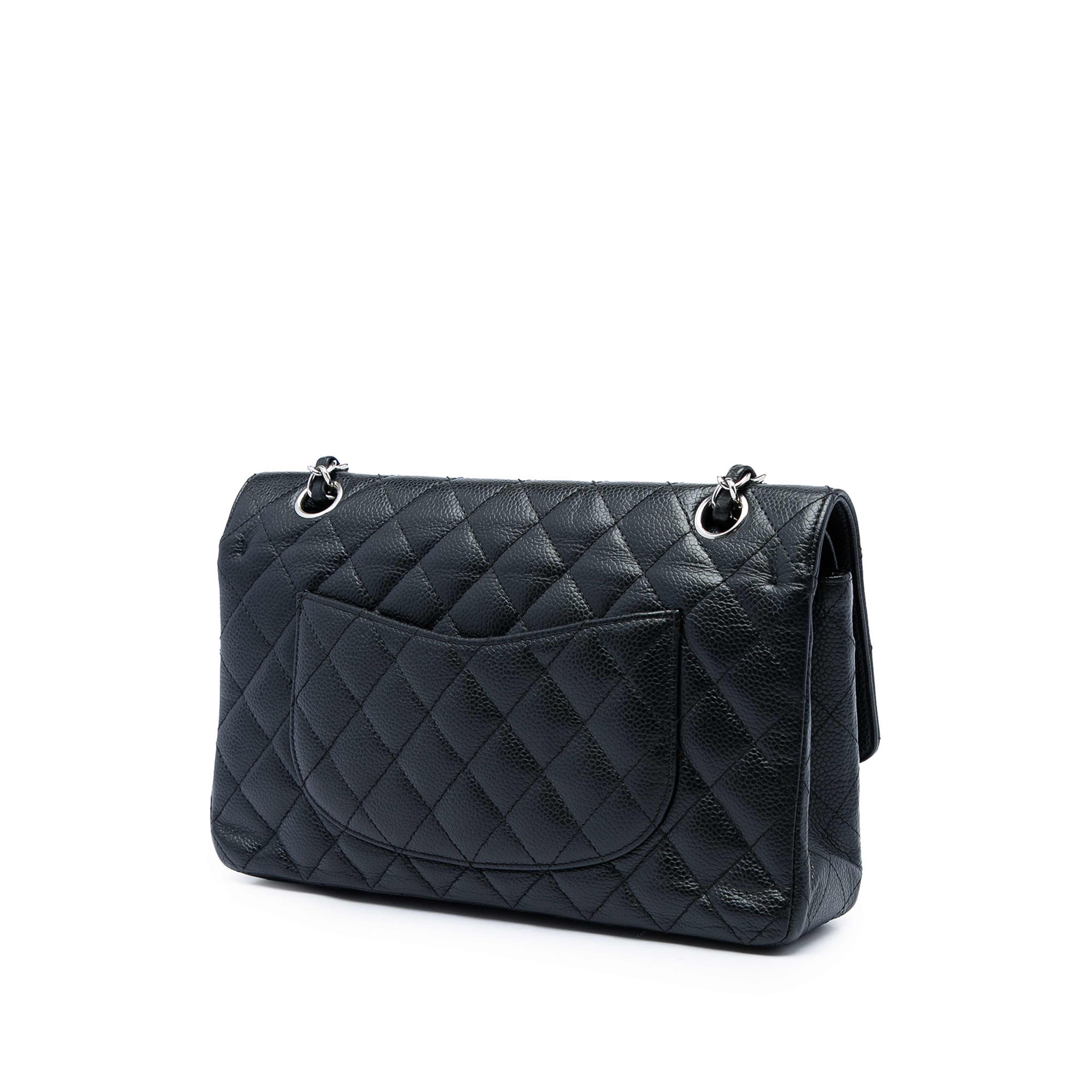 Chanel Medium Classic Caviar Double Flap, från Luxclusif, i färgen svart. Klicka för att öppna bilden i stort format