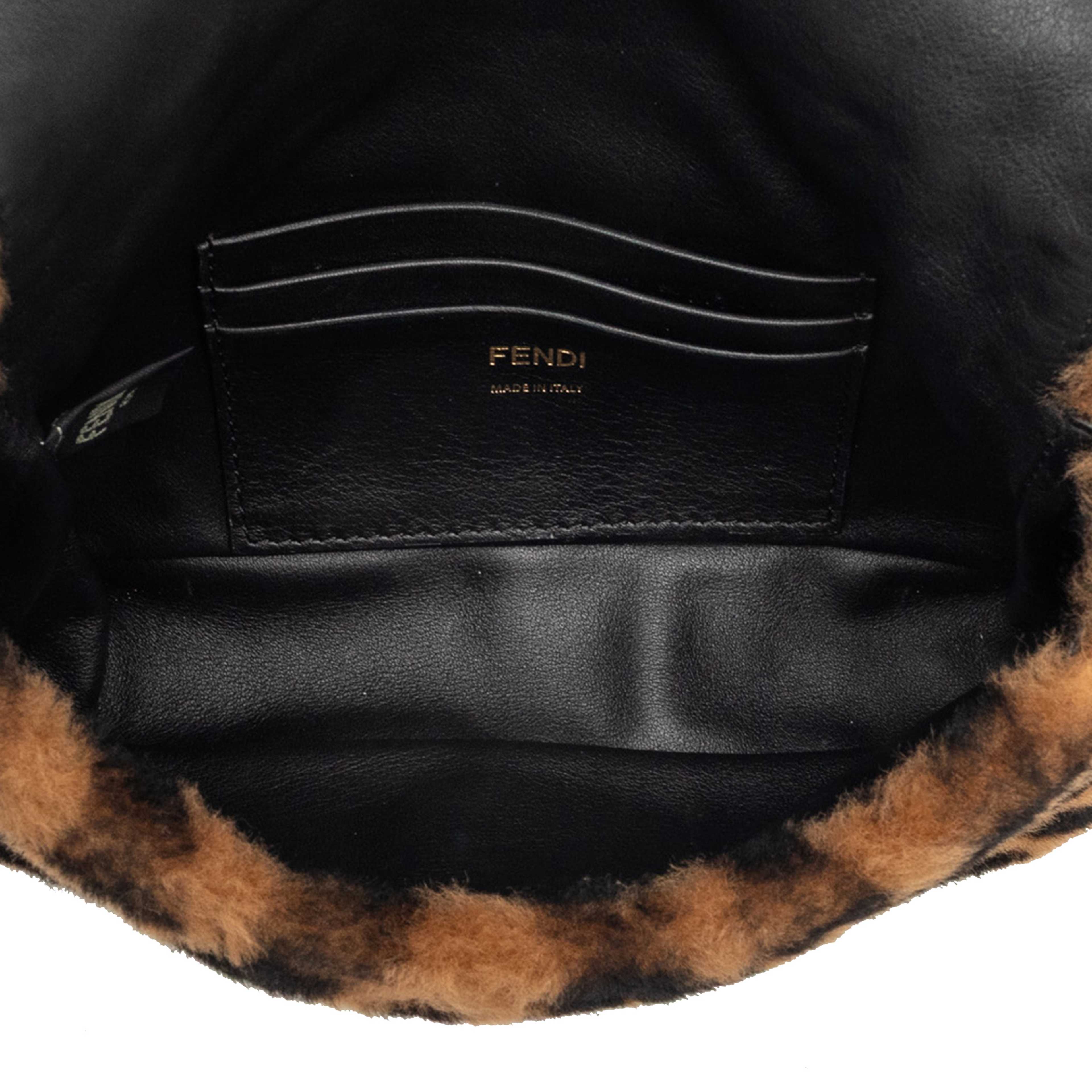 Fendi Mini Zucca Shearling Chain Baguette Satchel, från Luxclusif, i färgen brown. Klicka för att öppna bilden i stort format