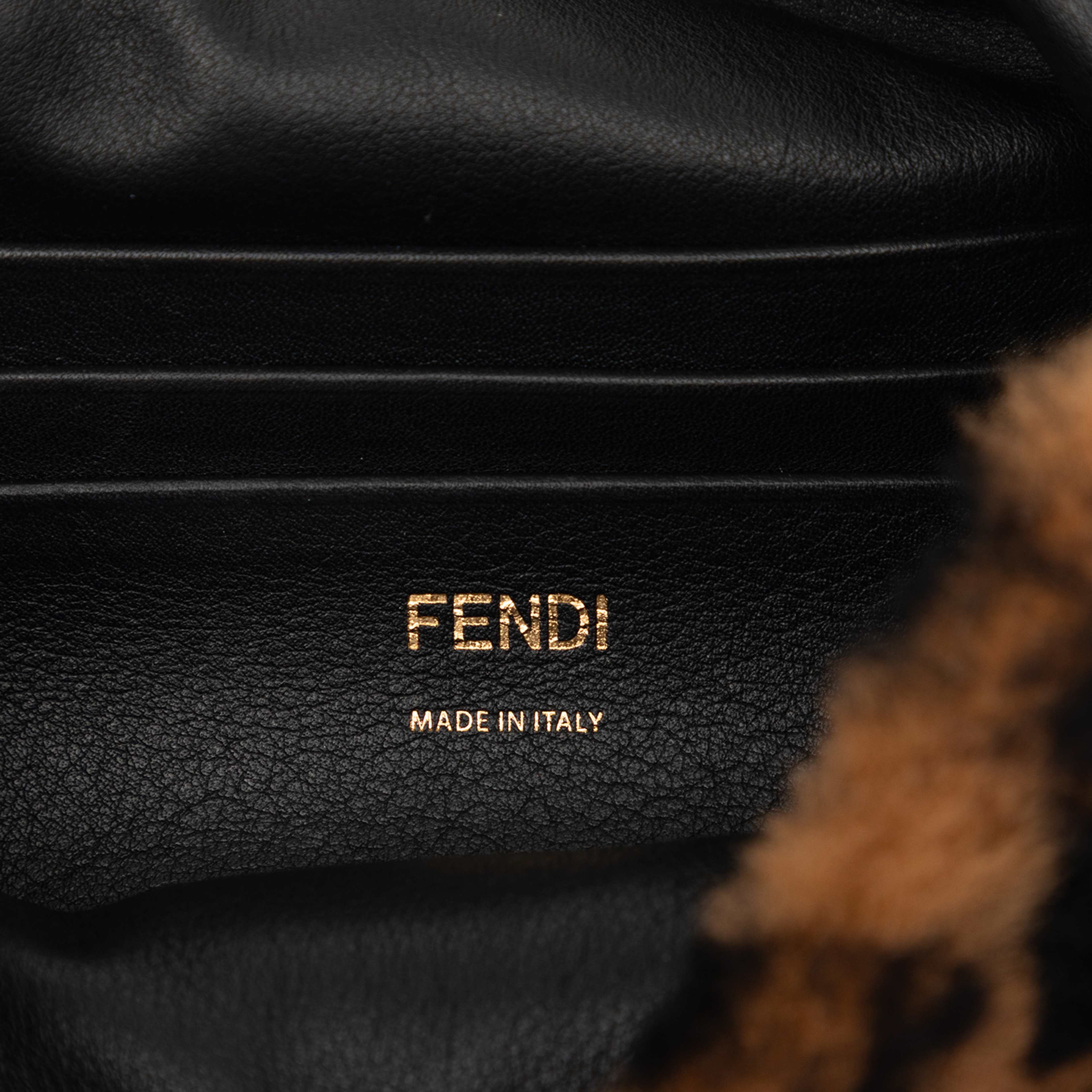 Fendi Mini Zucca Shearling Chain Baguette Satchel, från Luxclusif, i färgen brown. Klicka för att öppna bilden i stort format