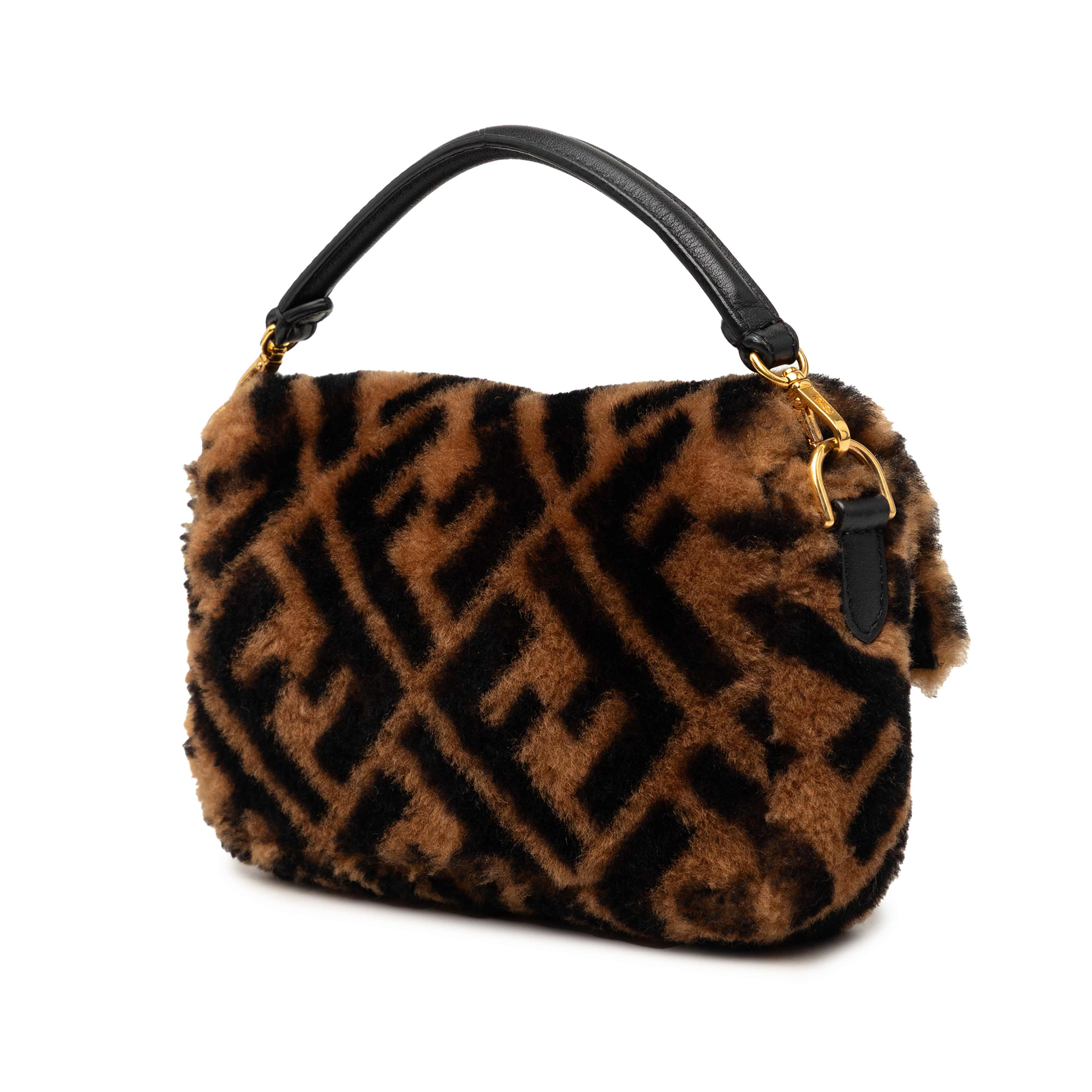 Fendi Mini Zucca Shearling Chain Baguette Satchel, från Luxclusif, i färgen brown. Klicka för att öppna bilden i stort format
